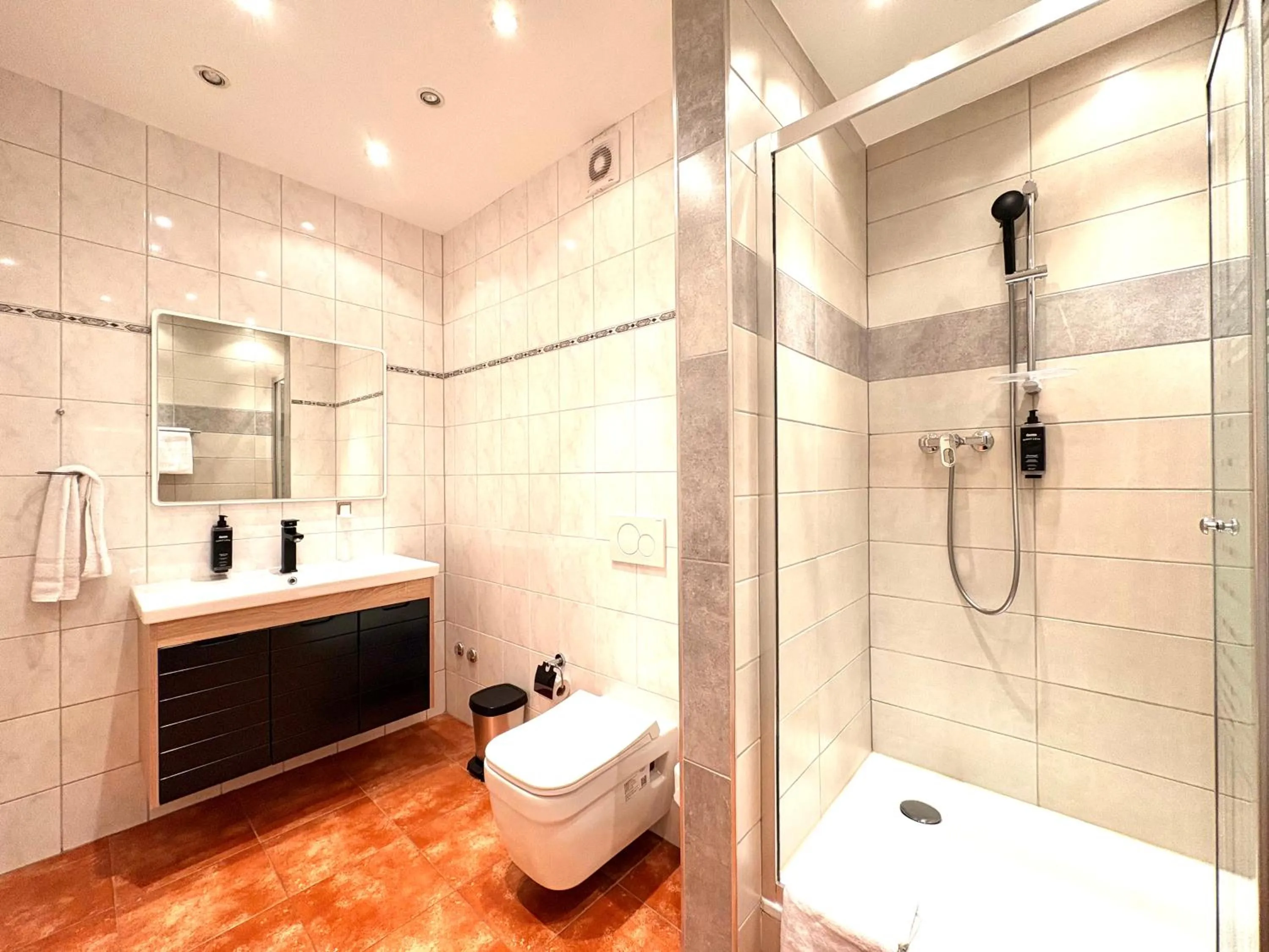 Shower in Akomo Bern