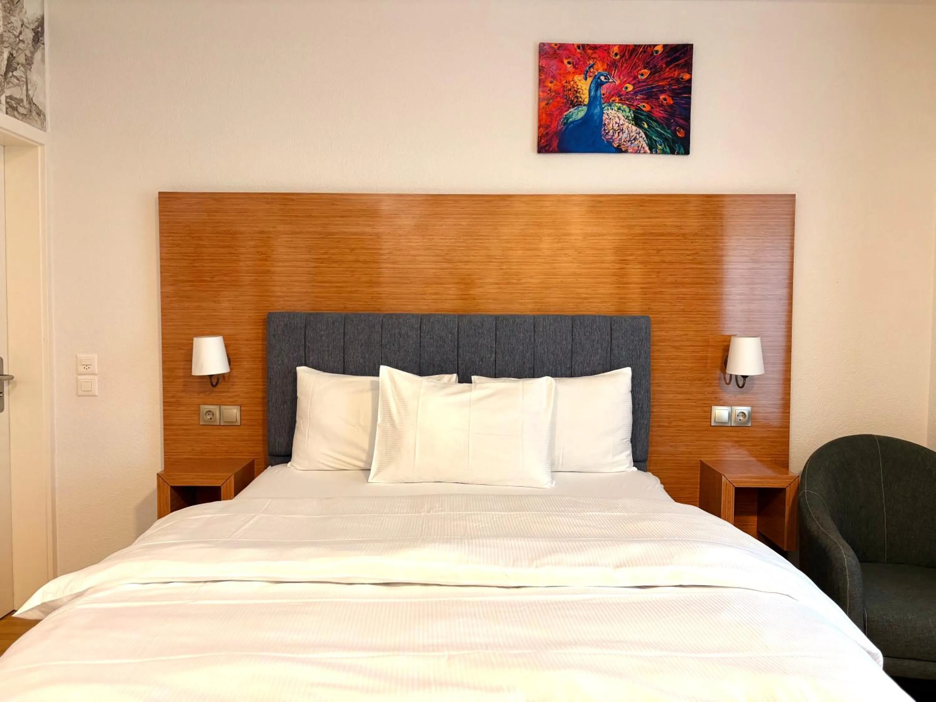 Photo of the whole room, Bed in Akomo Bern