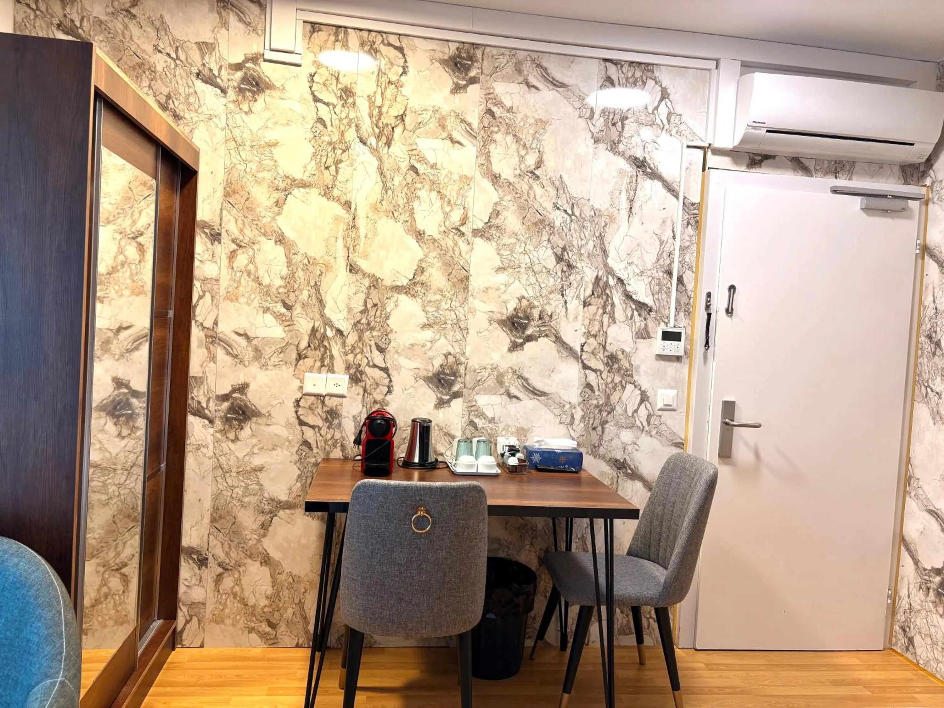 Dining area in Akomo Bern