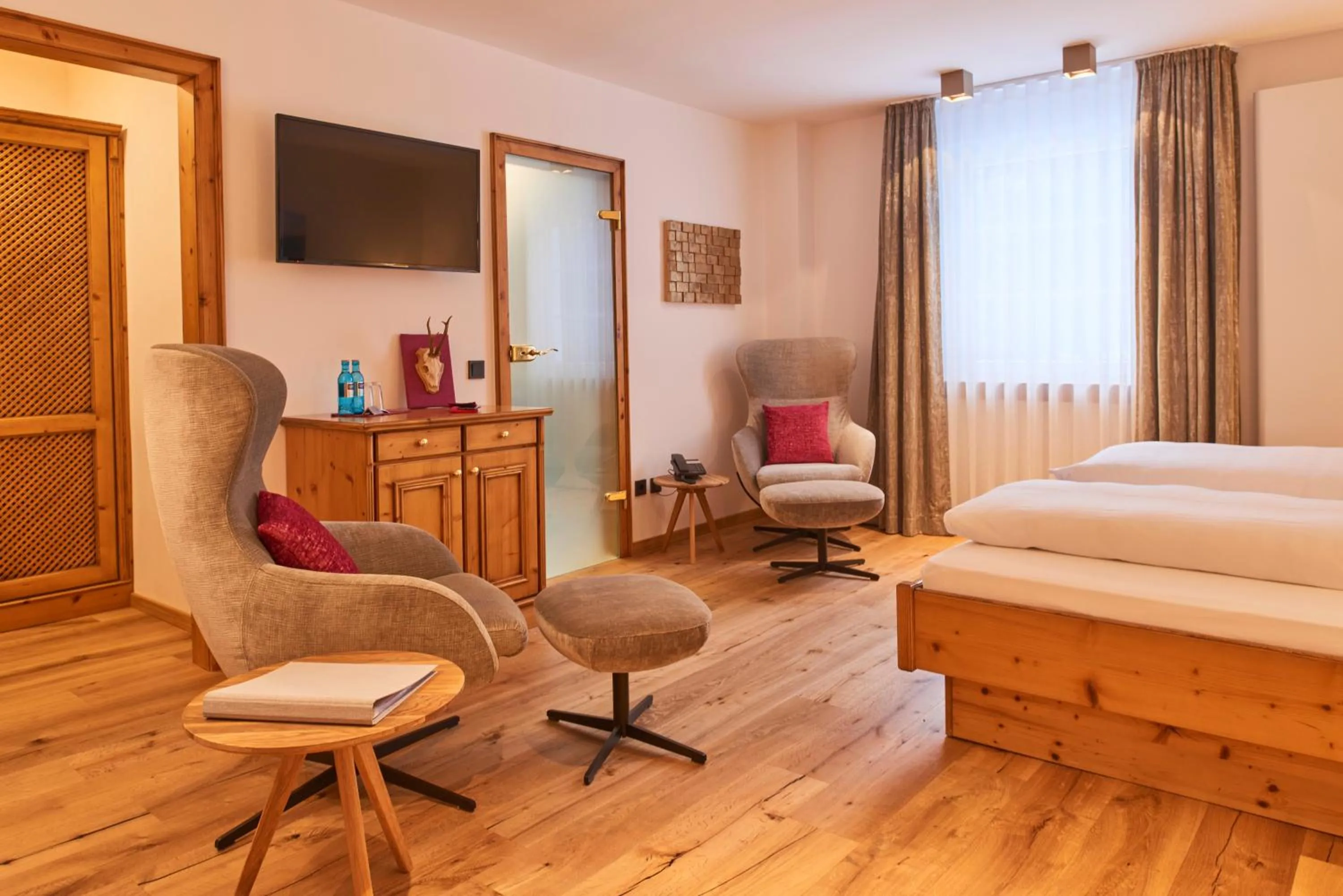 Photo of the whole room, Bed in Hotel Waldhaus Föckinghausen