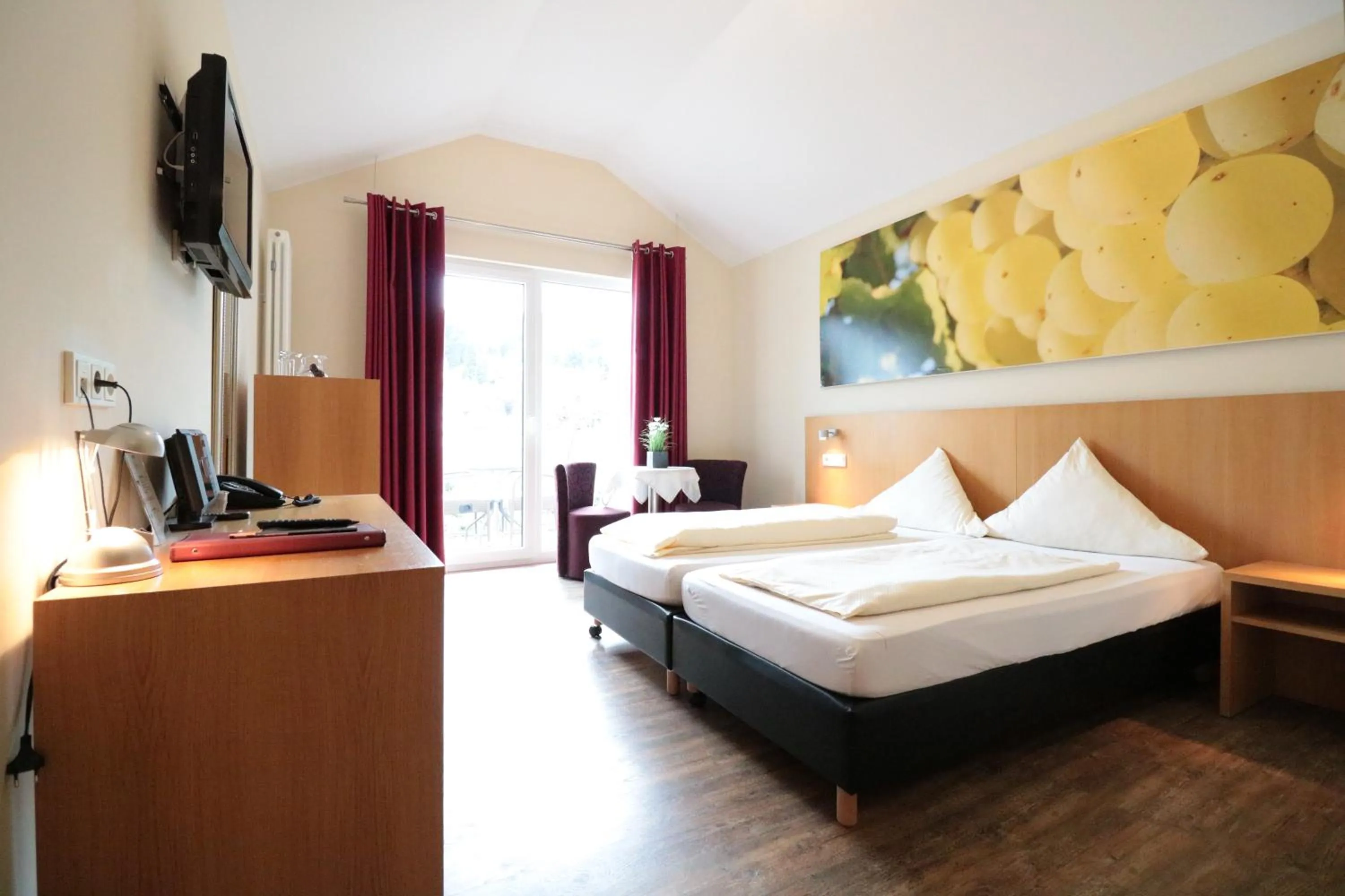 Photo of the whole room, Bed in Christiana's Wein & Art Hotel