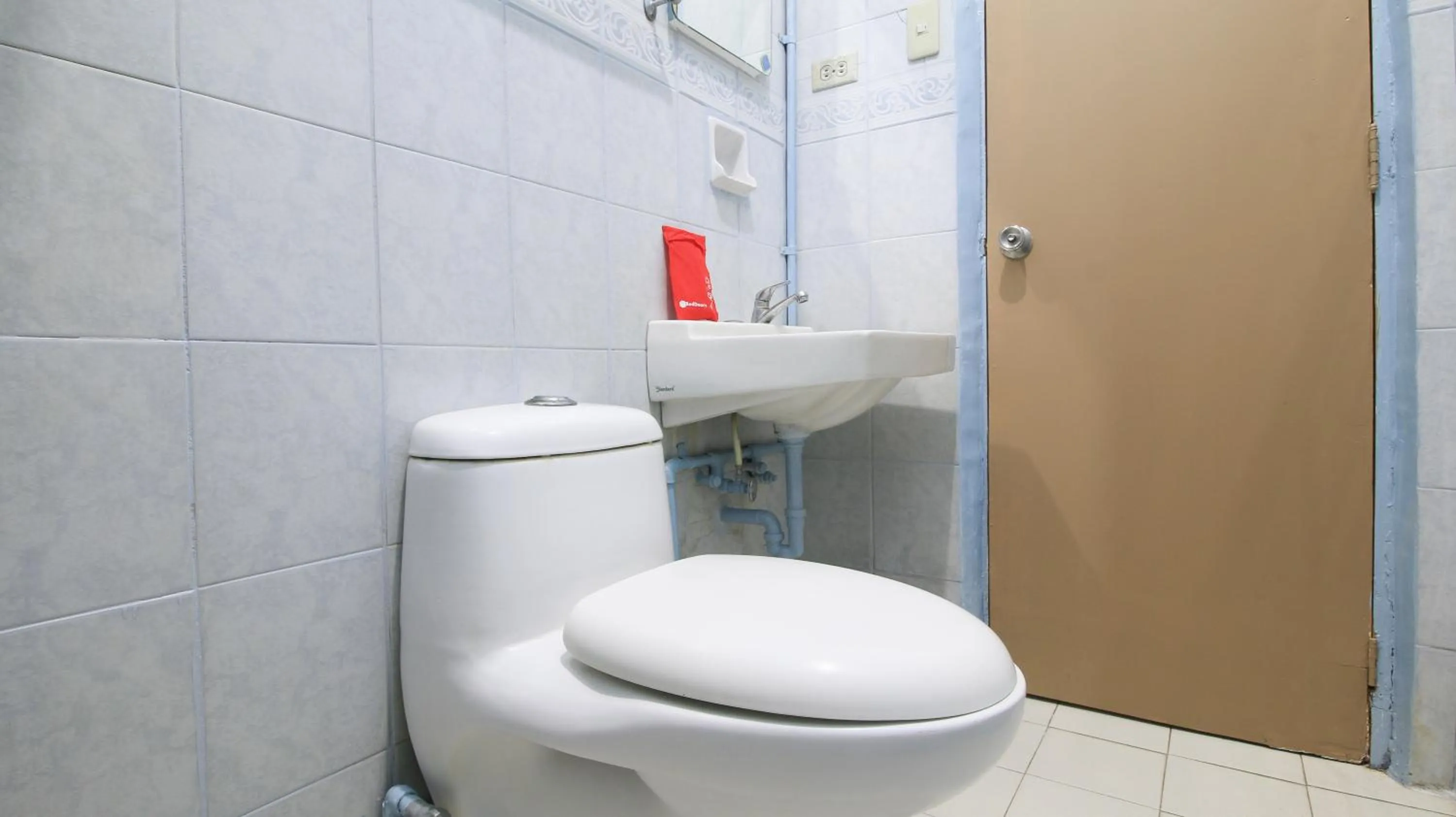 Shower in RedDoorz Plus @ Chinatown Binondo