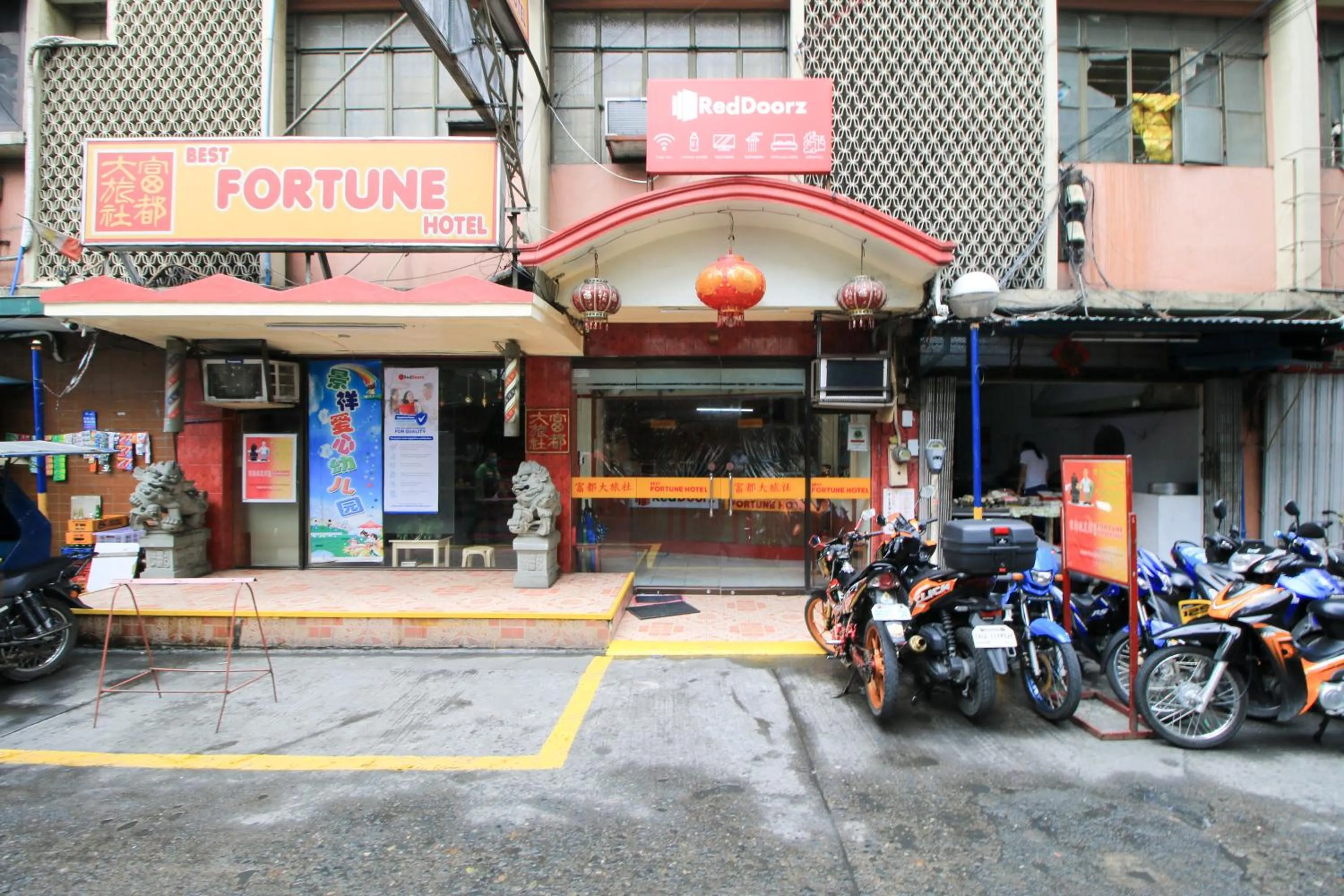Property building in RedDoorz Plus @ Chinatown Binondo