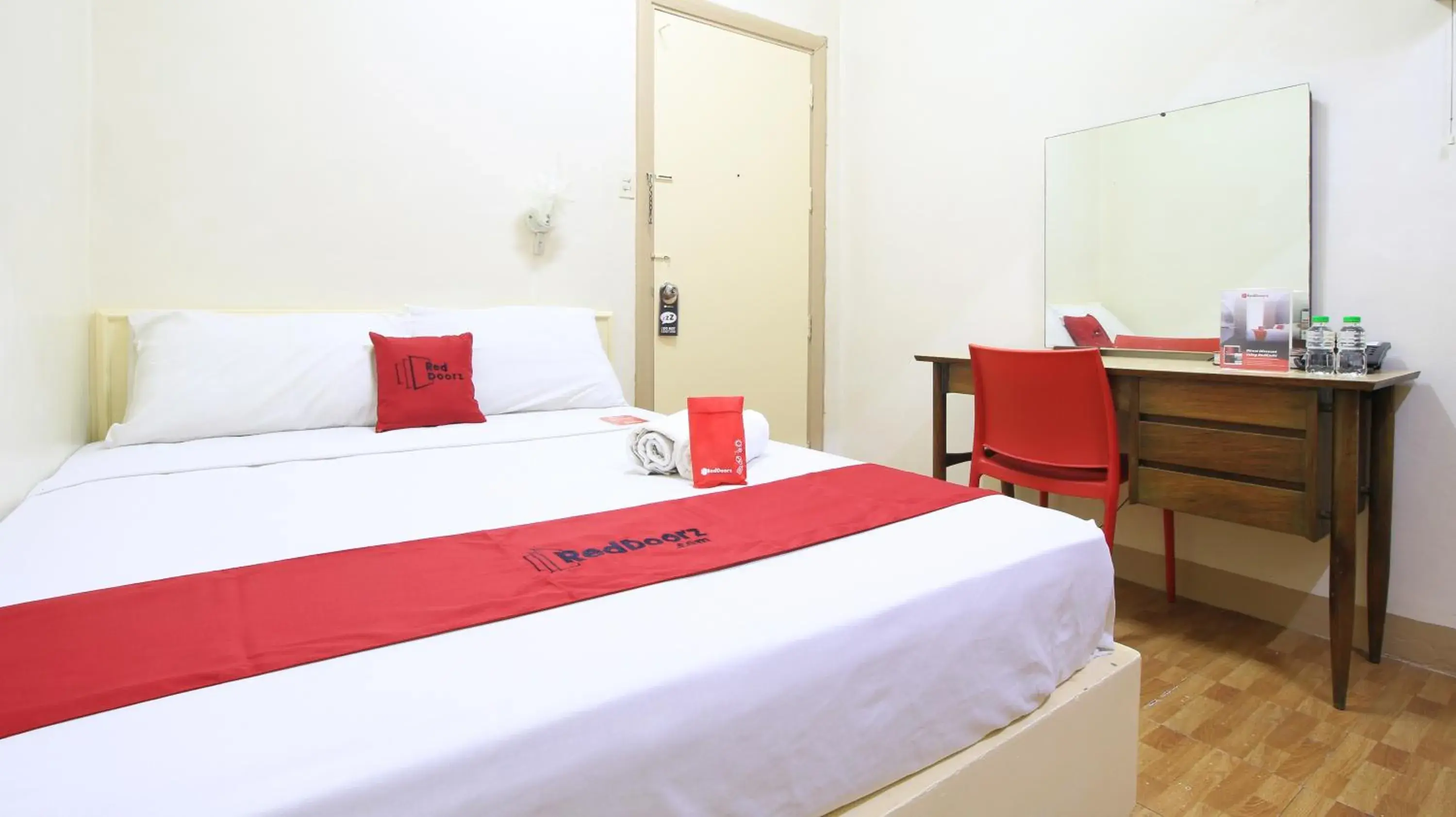 Deluxe Room in RedDoorz Plus @ Chinatown Binondo Deluxe Room in RedDoorz Plus @ Chinatown Binondo