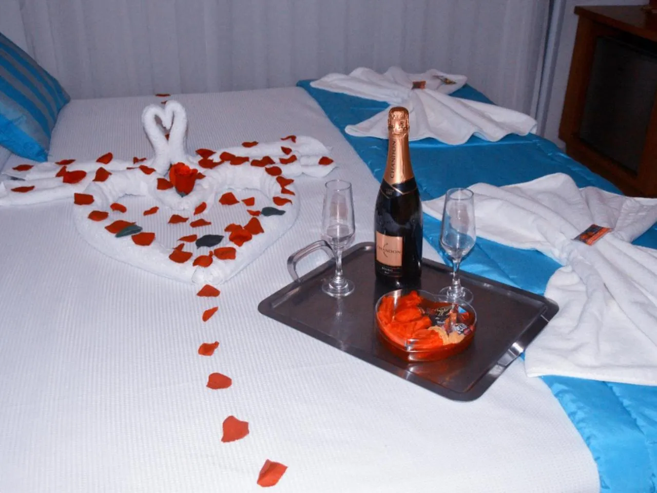 Alcoholic drinks, Bed in Pousada Cantinho da Praia