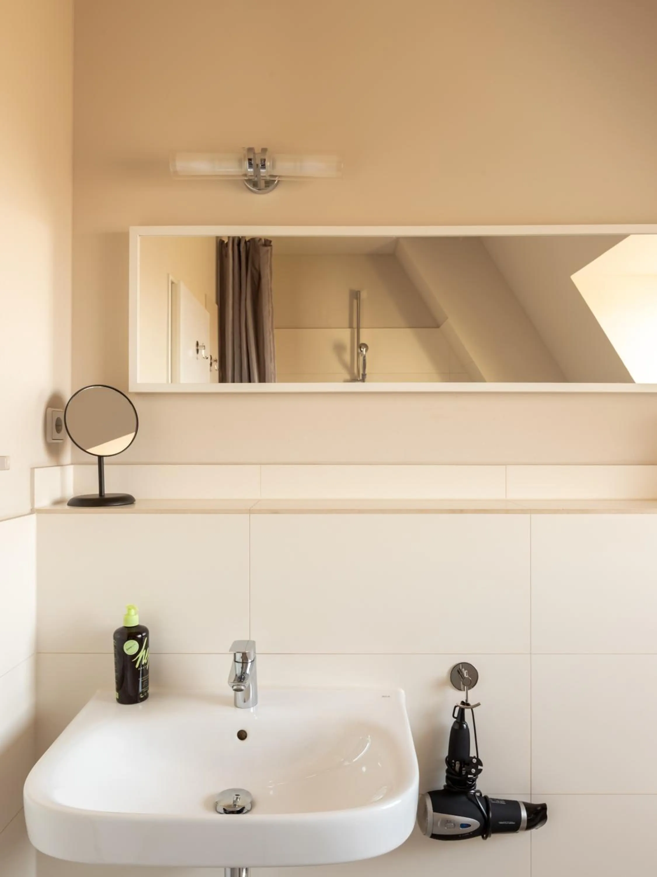 Bathroom in Limehome Berlin Chausseestraße