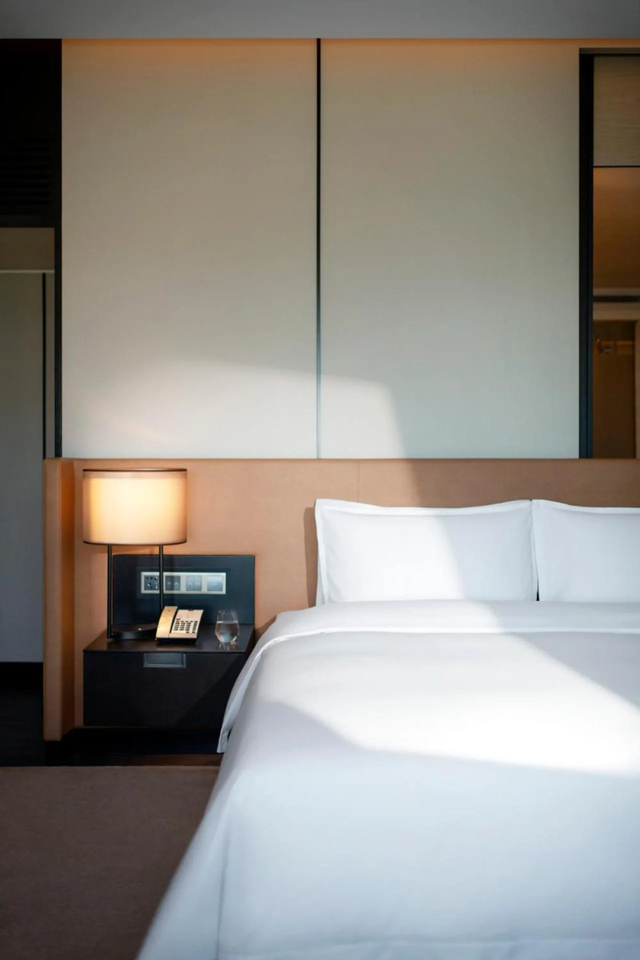 Photo of the whole room, Bed in New World Shenyang Hotel