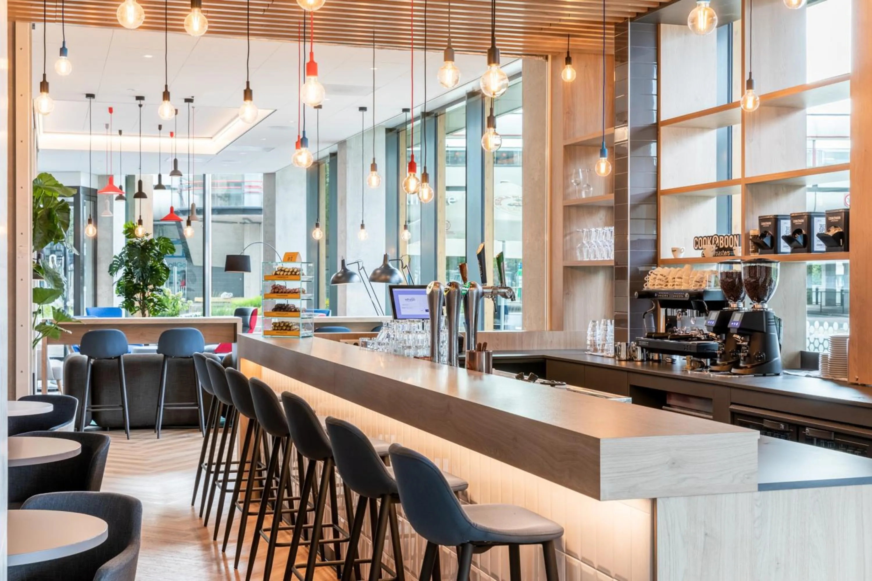 Lounge or bar in Holiday Inn Express - Almere by IHG