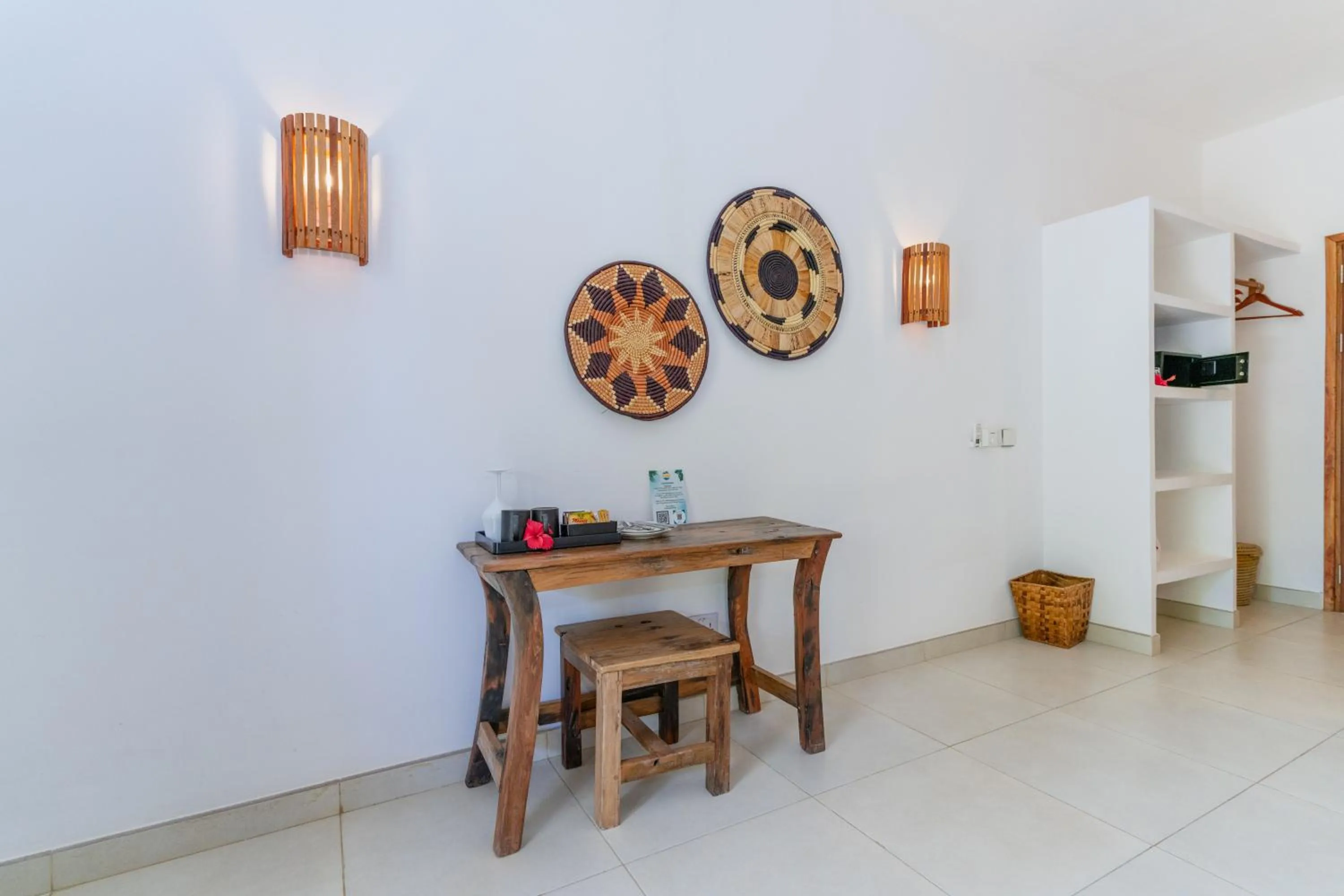 wardrobe in Aluna Paje