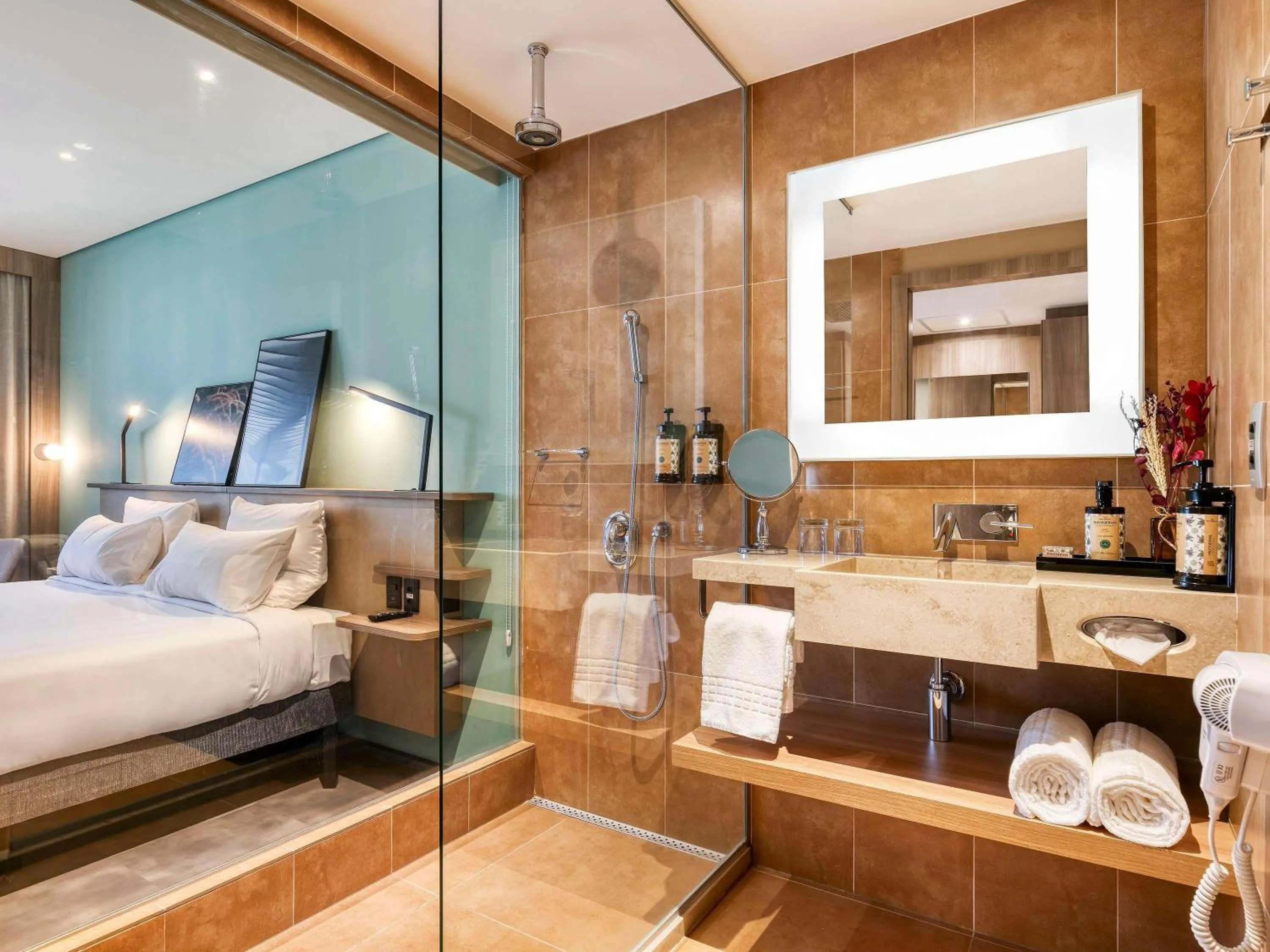 Bathroom, Bed in Novotel BH Savassi