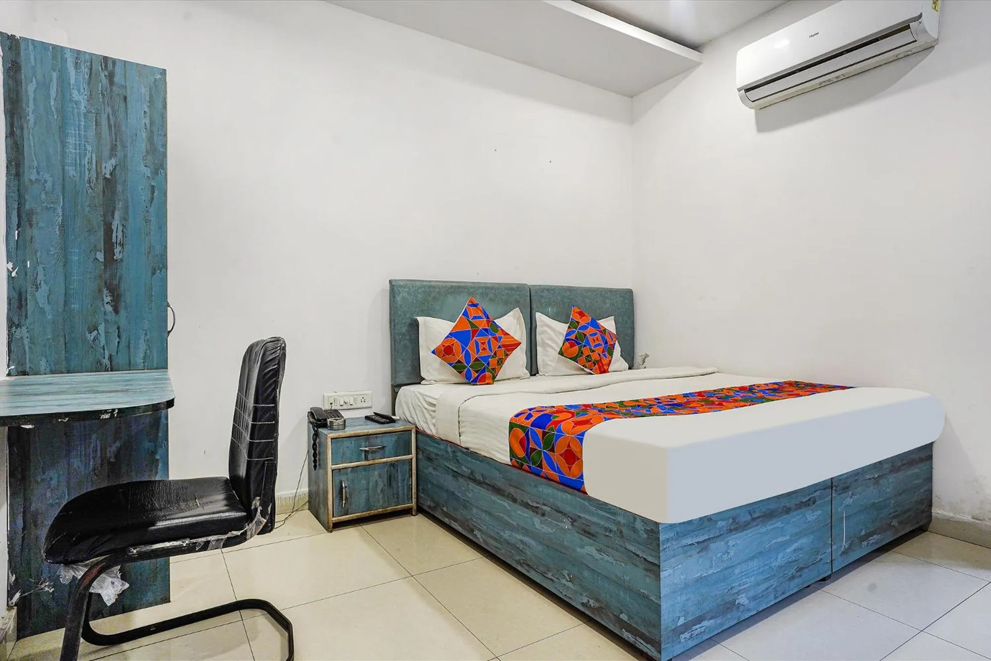 Photo of the whole room, Bed in Via Gauri Shree