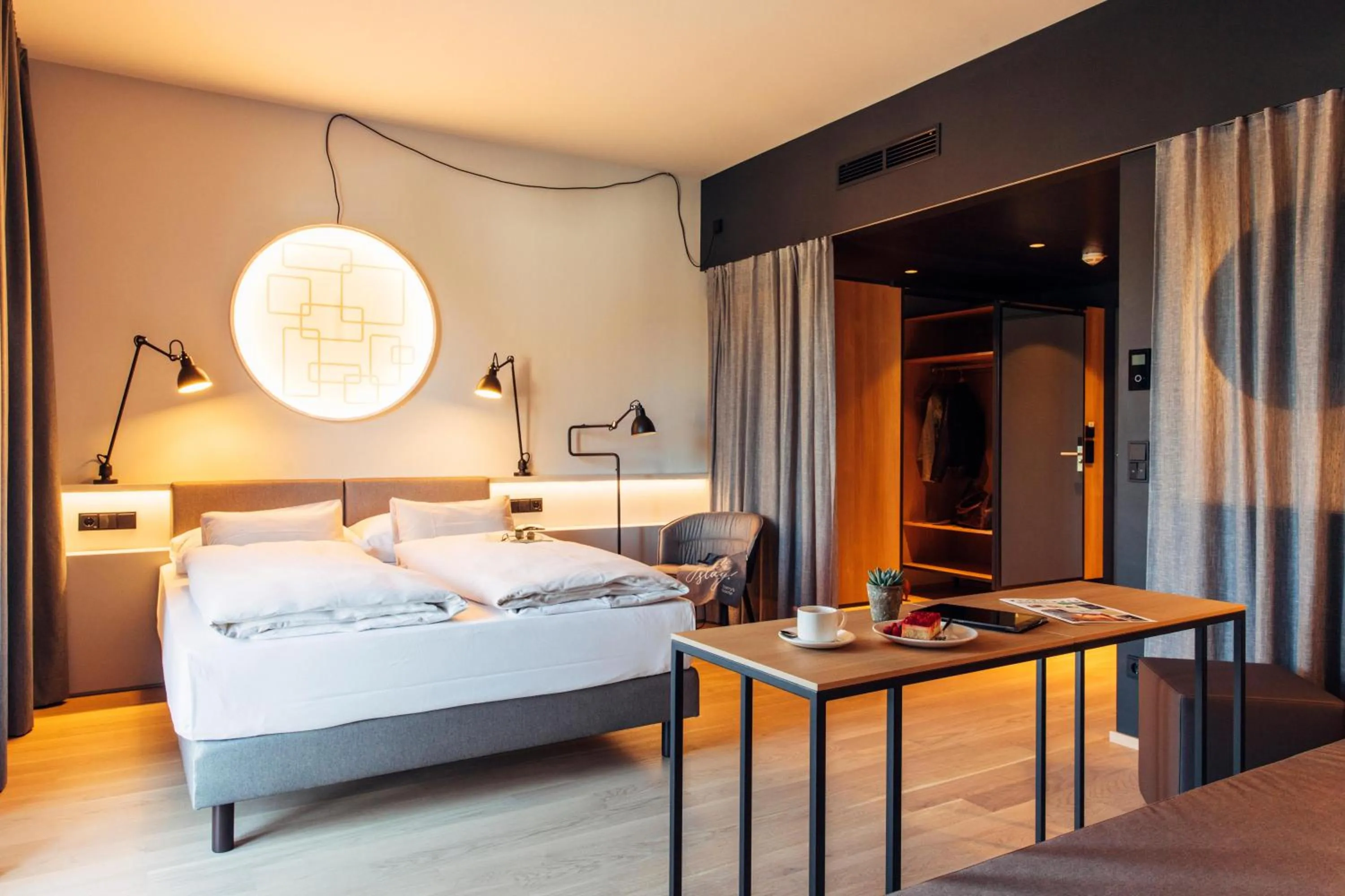 Photo of the whole room, Bed in harry's home Steyr hotel & apartments