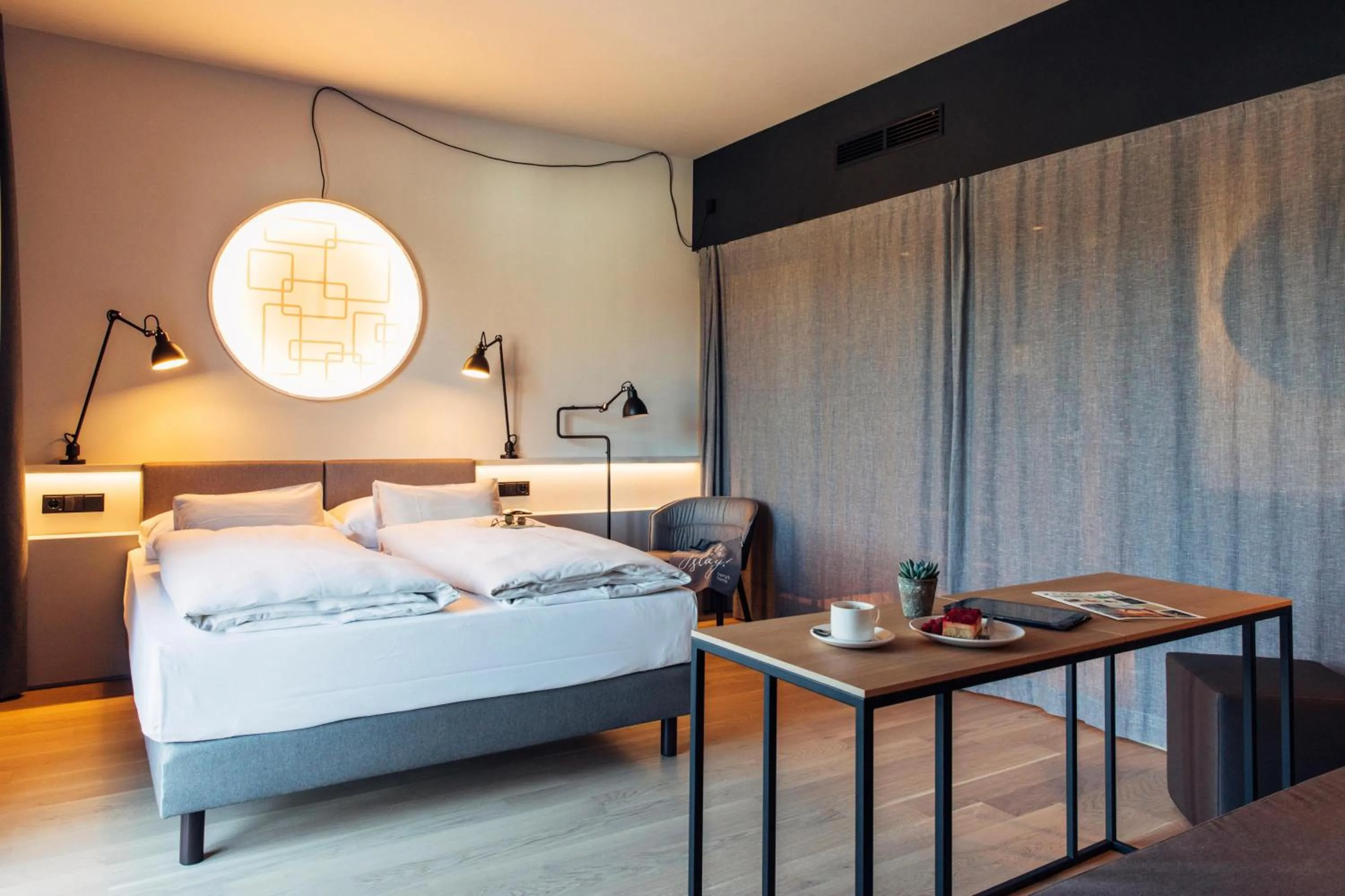 Photo of the whole room, Bed in harry's home Steyr hotel & apartments