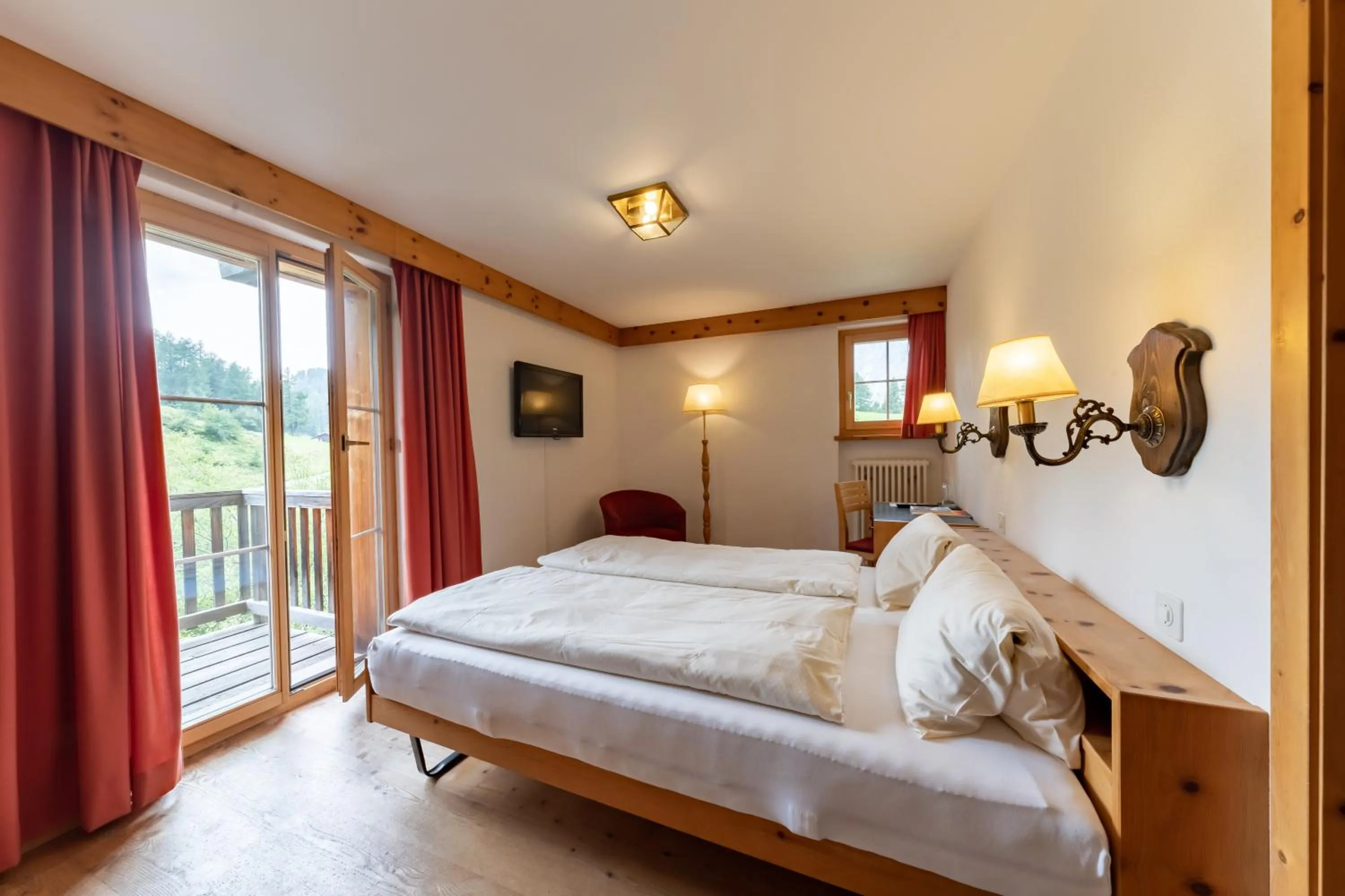 Bedroom, Bed in Hotel Chesa Pool