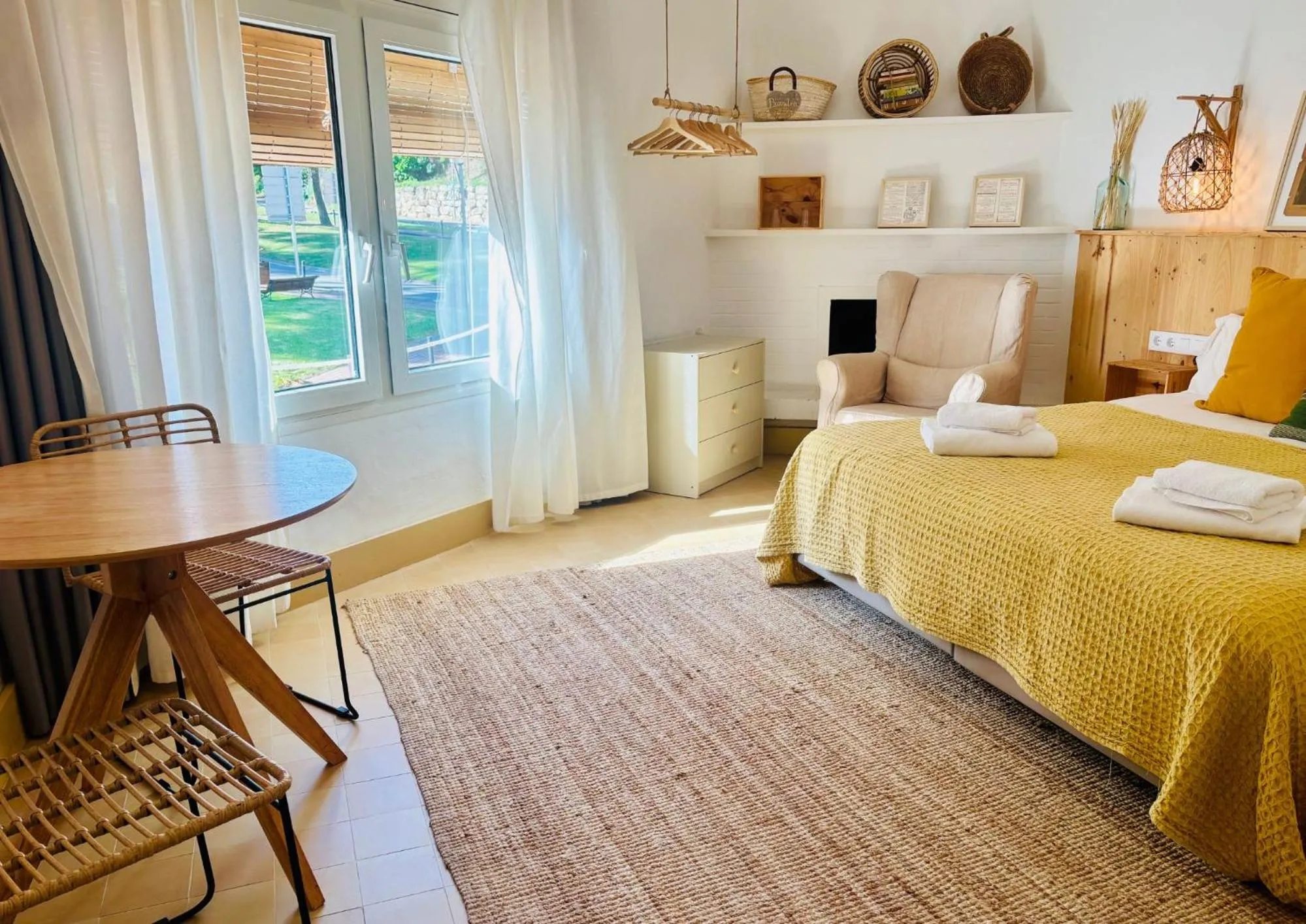 Spring, Bed in Hostal Sa Teula