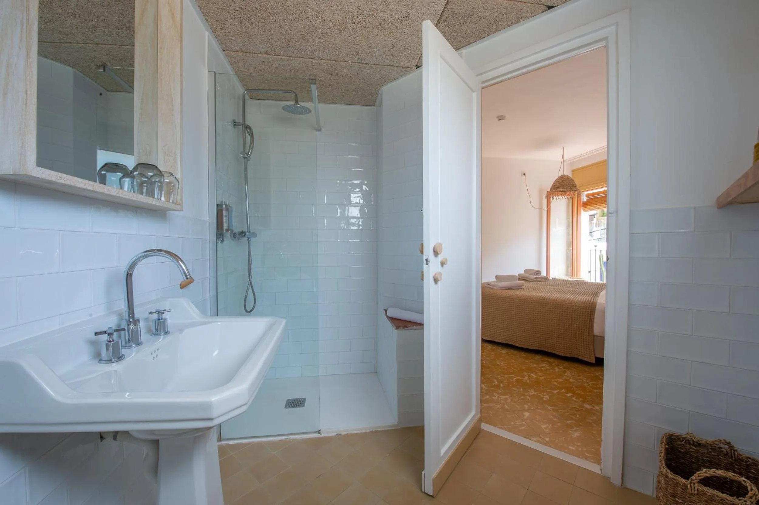 Shower, Bed in Hostal Sa Teula