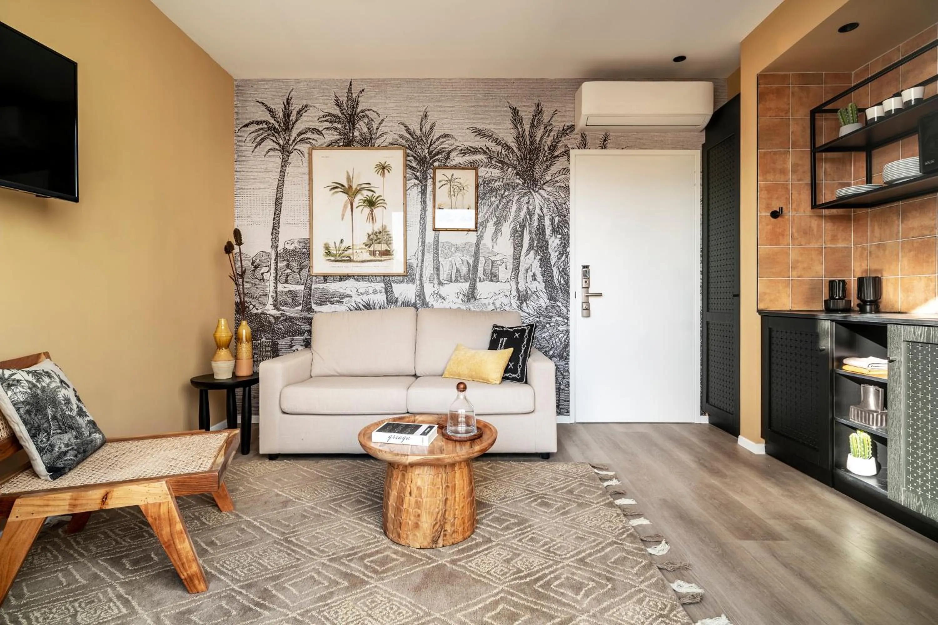 Living room in Mr. Soof - By TLV2GO