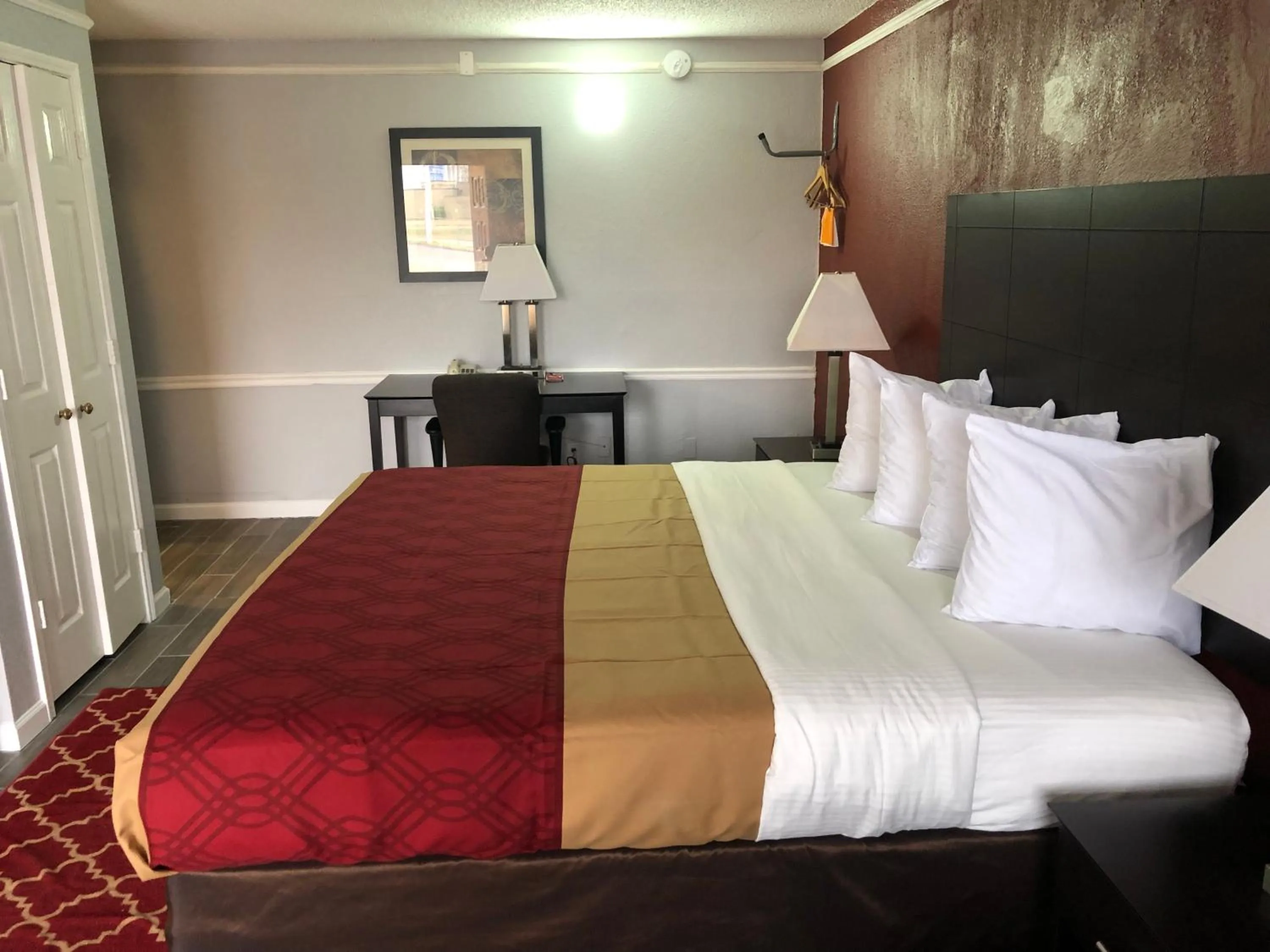 Bed in KINGS INN- Medical Downtown Midtown Memphis