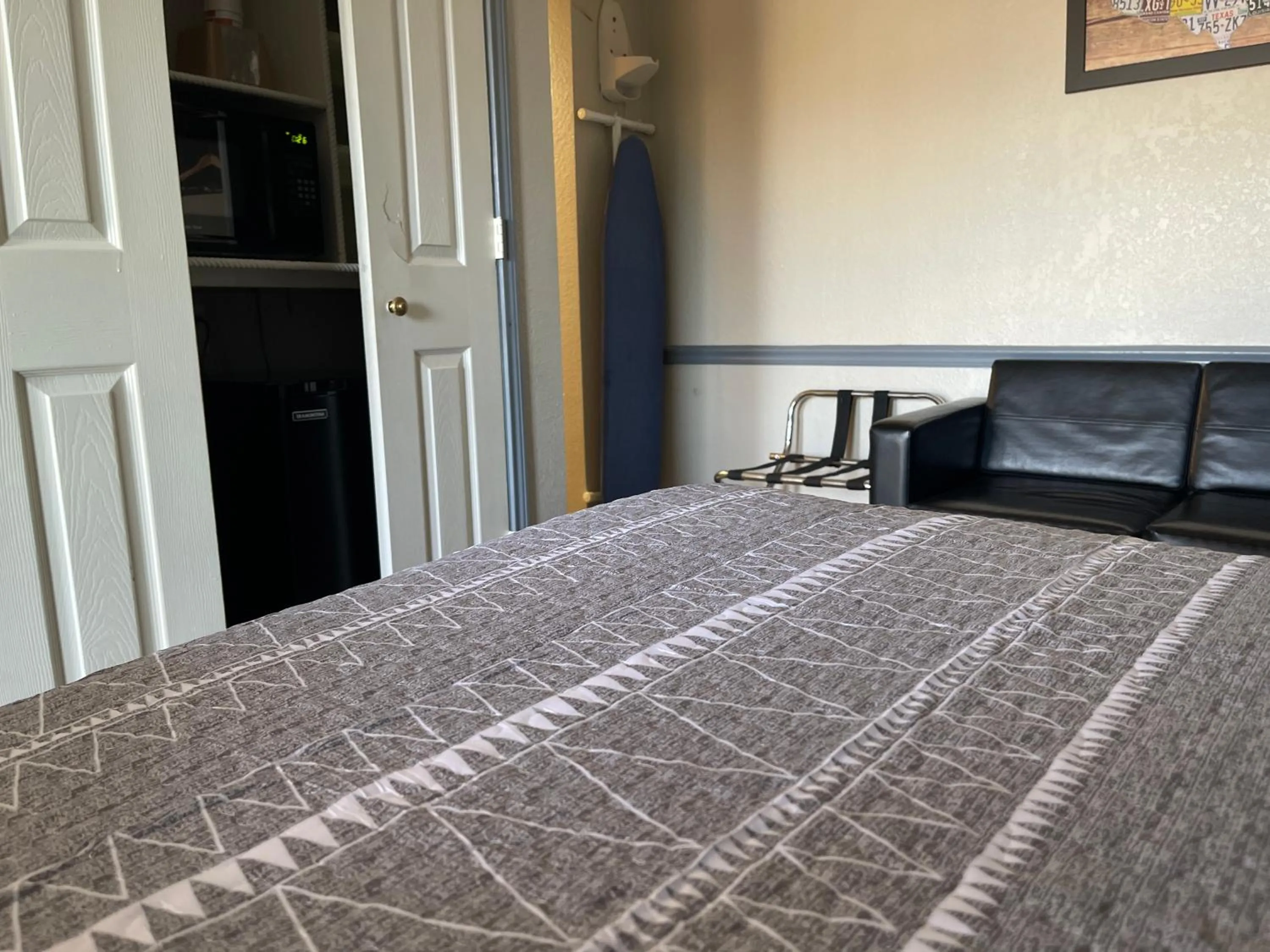 Bed in KINGS INN- Medical Downtown Midtown Memphis