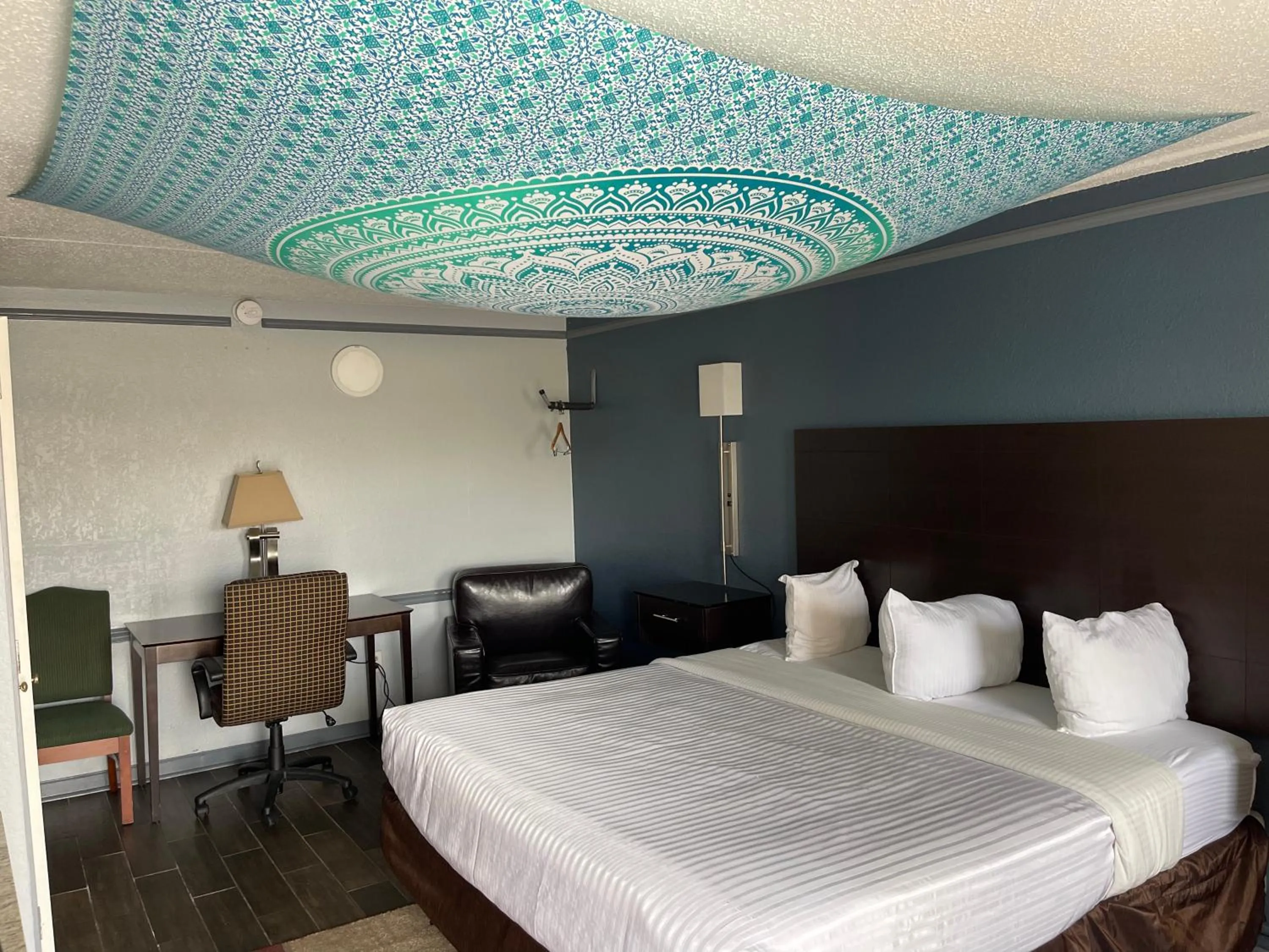 Bed in KINGS INN- Medical Downtown Midtown Memphis