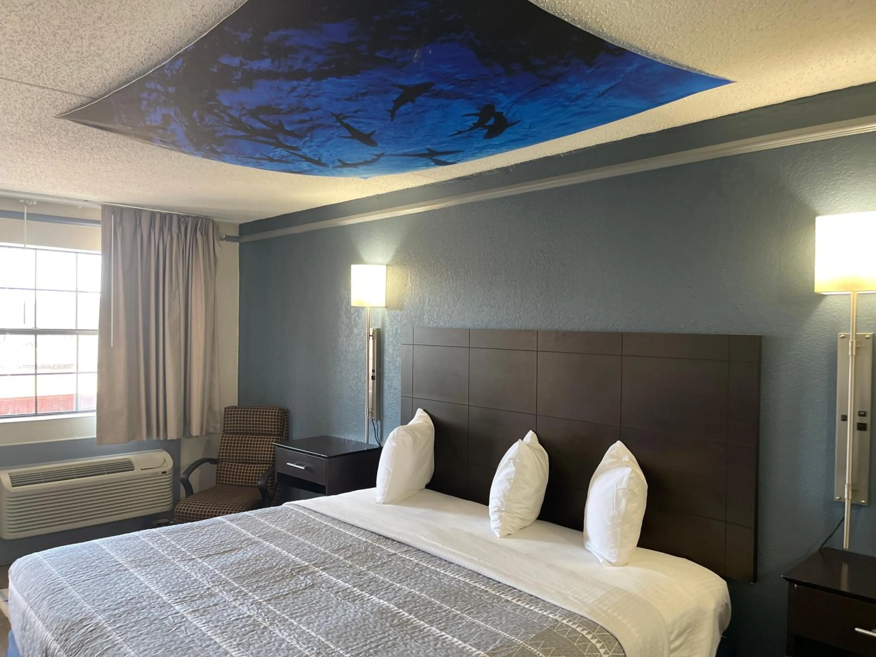 Bed in KINGS INN- Medical Downtown Midtown Memphis