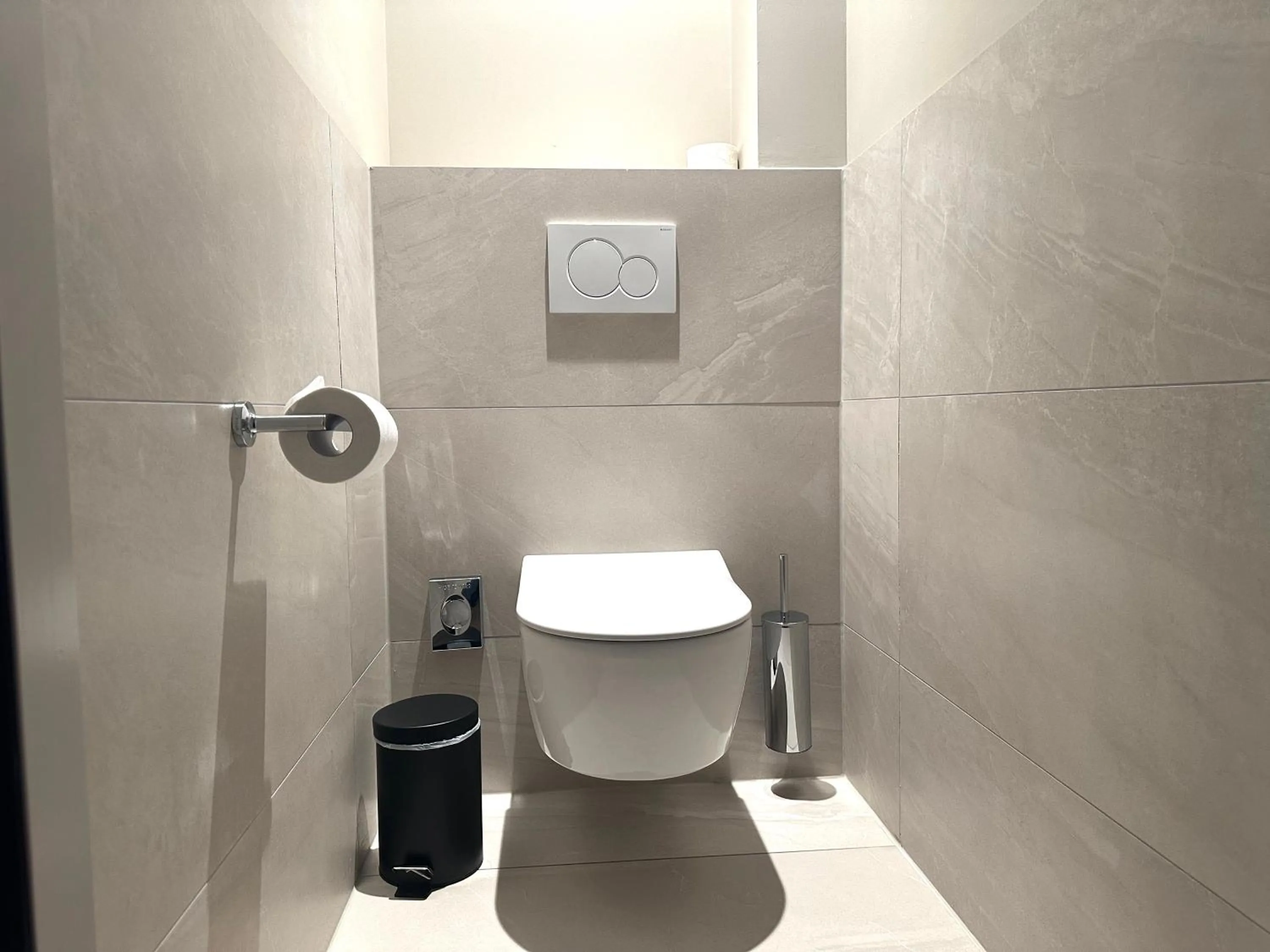 Toilet in Hotel Flora Batava