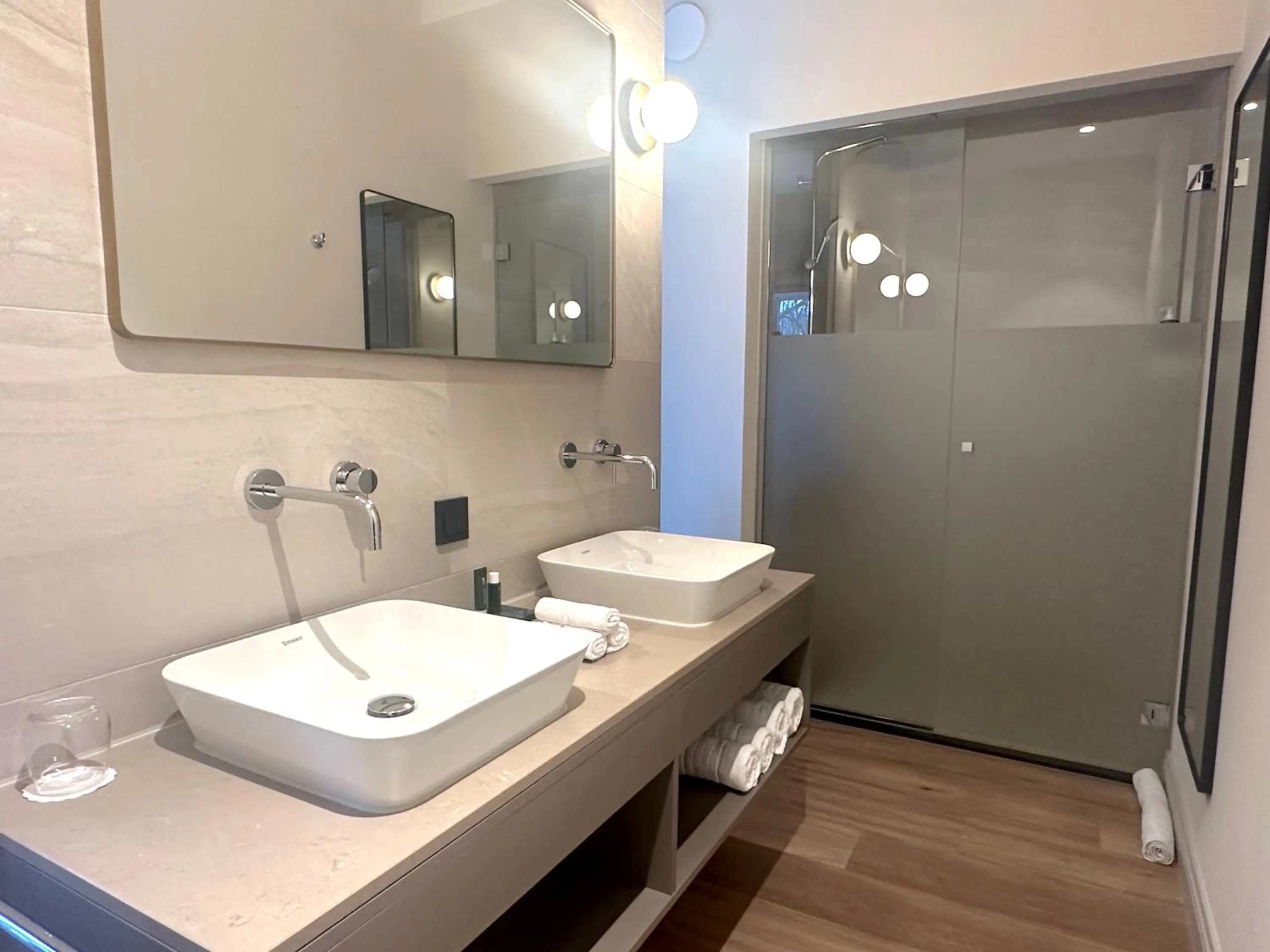 Bathroom in Hotel Flora Batava