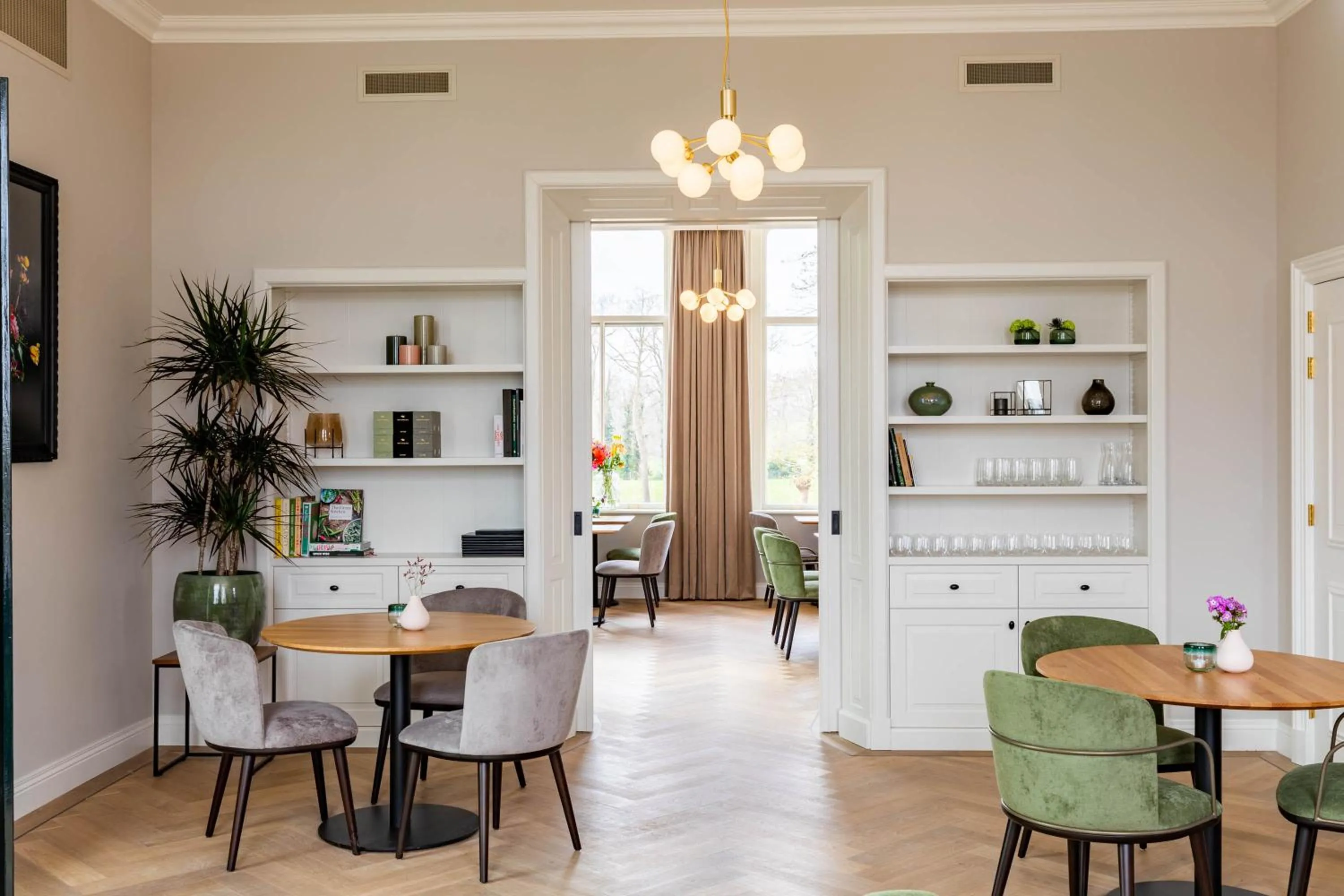 Restaurant/places to eat in Hotel Flora Batava