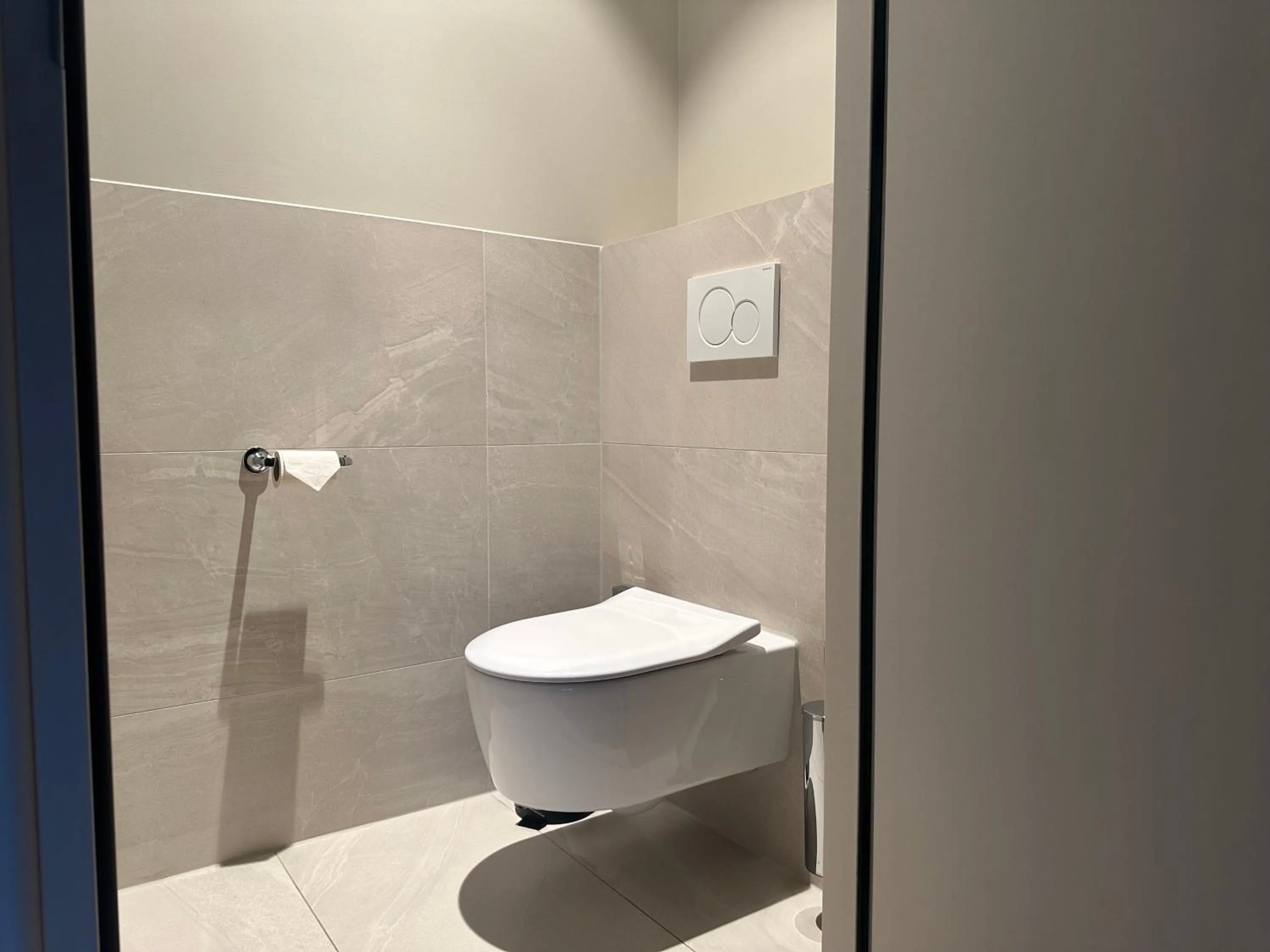 Toilet in Hotel Flora Batava