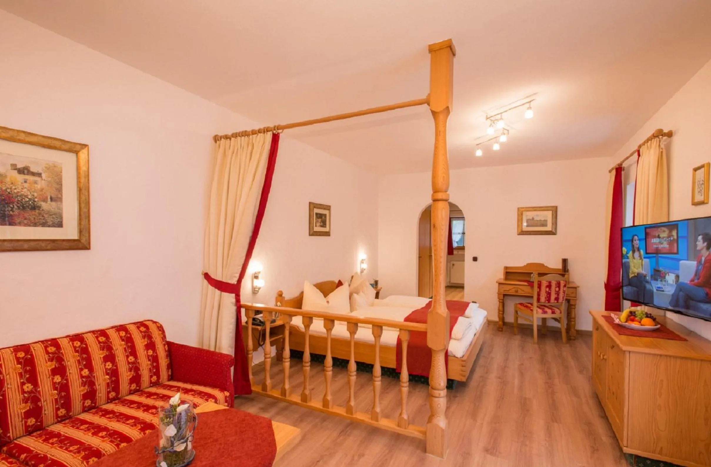 Shower, Bed in Hotel Alpspitz B&B