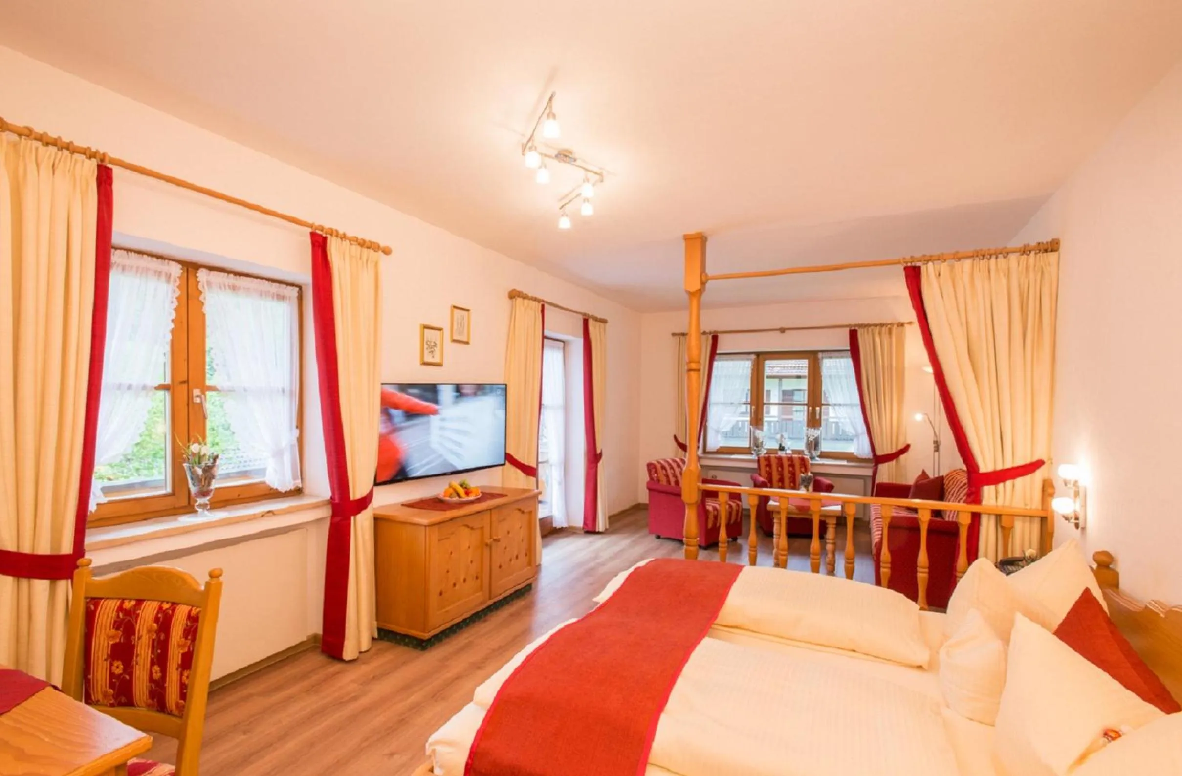 Shower, Bed in Hotel Alpspitz B&B