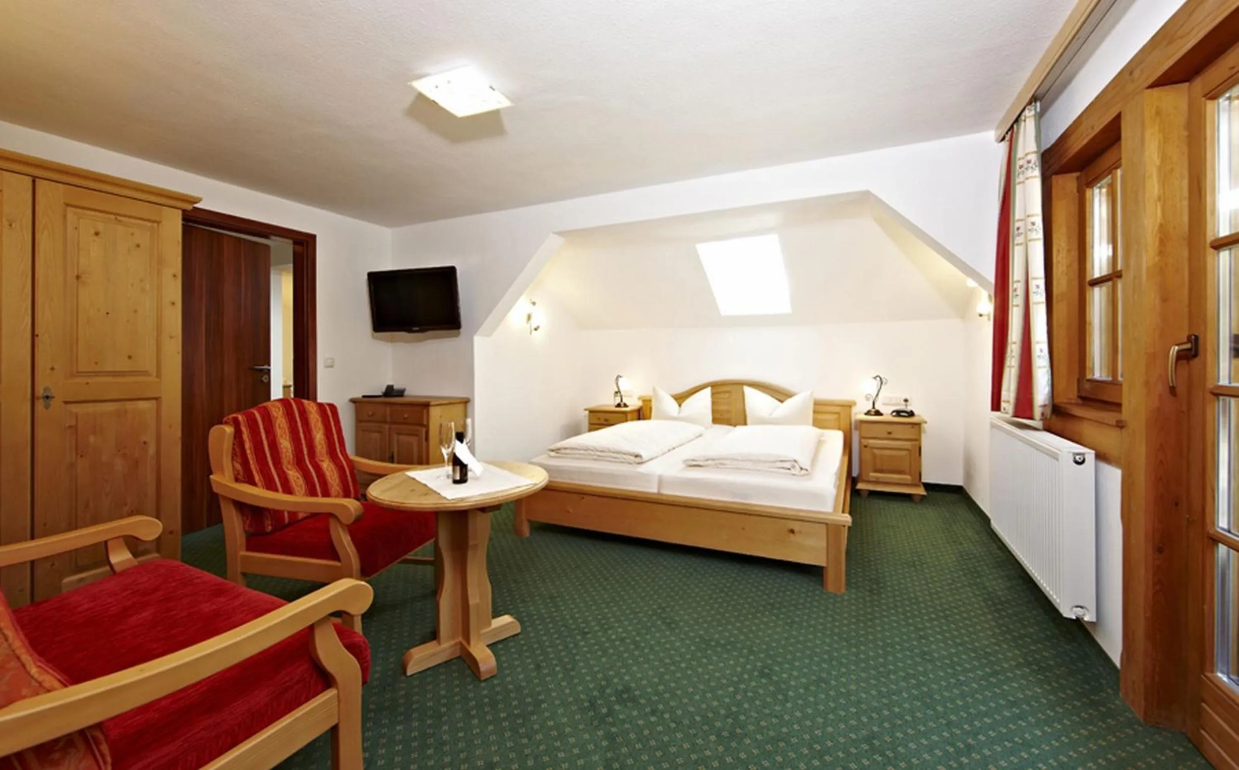 Patio, Bed in Hotel Alpspitz B&B