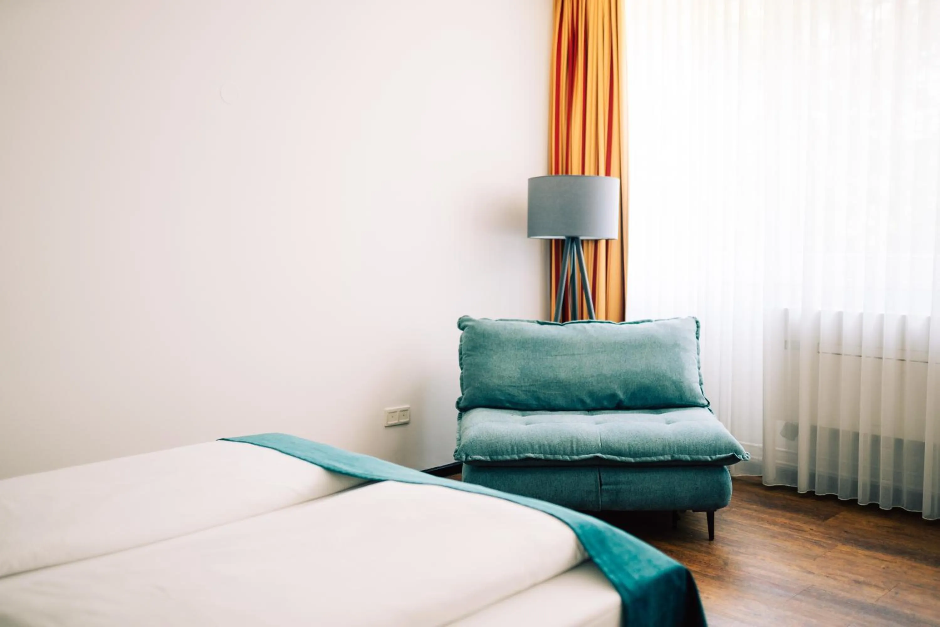 Seating area, Bed in DämeritzSeehotel