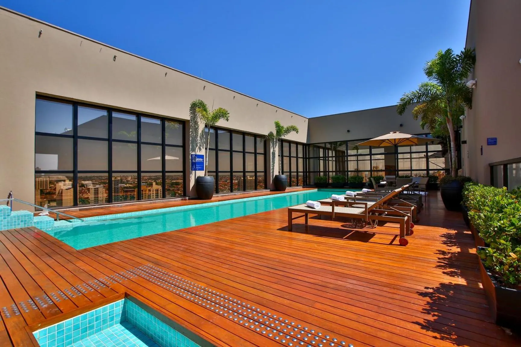 Swimming pool in Comfort Suites São José do Rio Preto