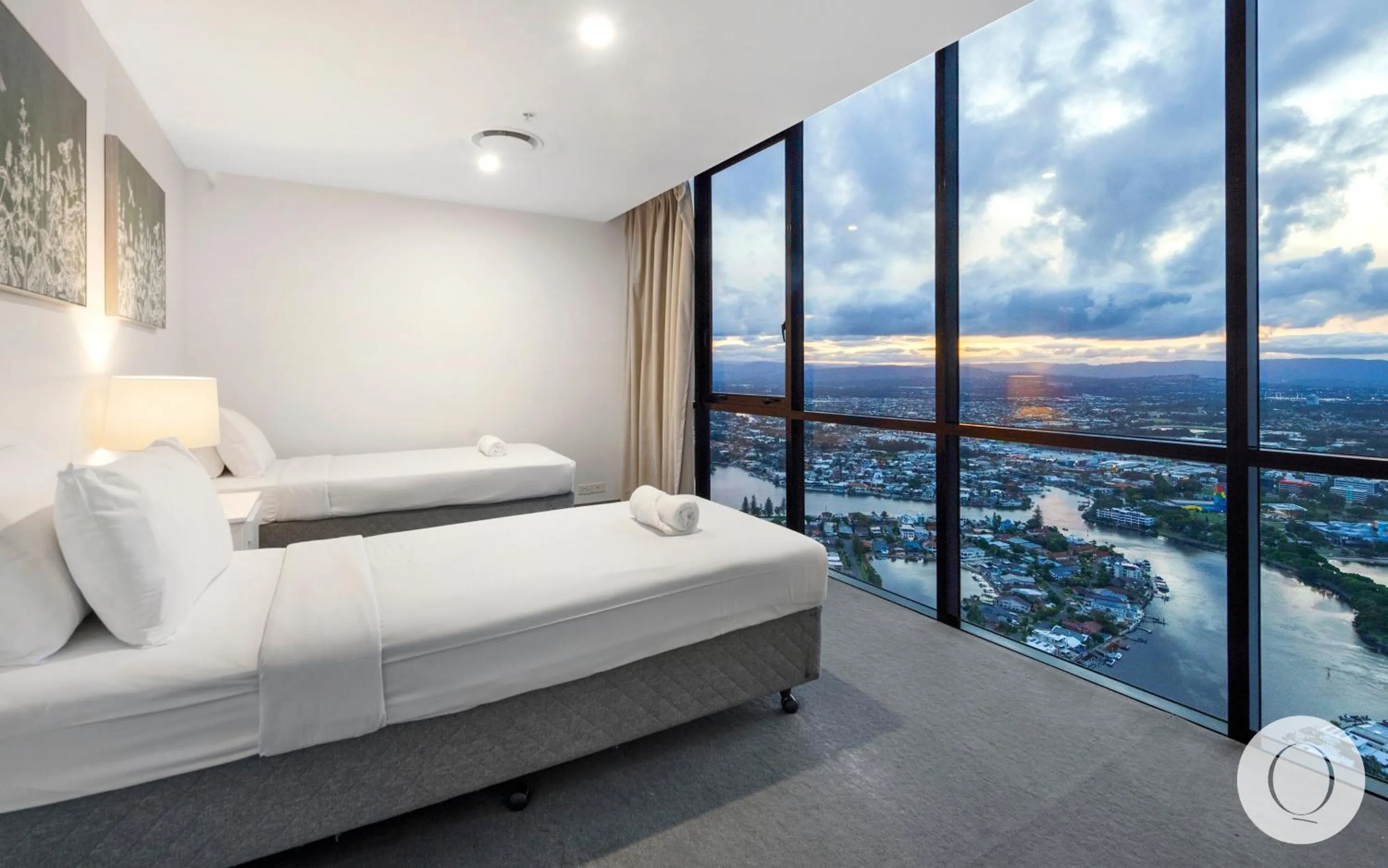 Bedroom, Bed in Circle on Cavill - QStay