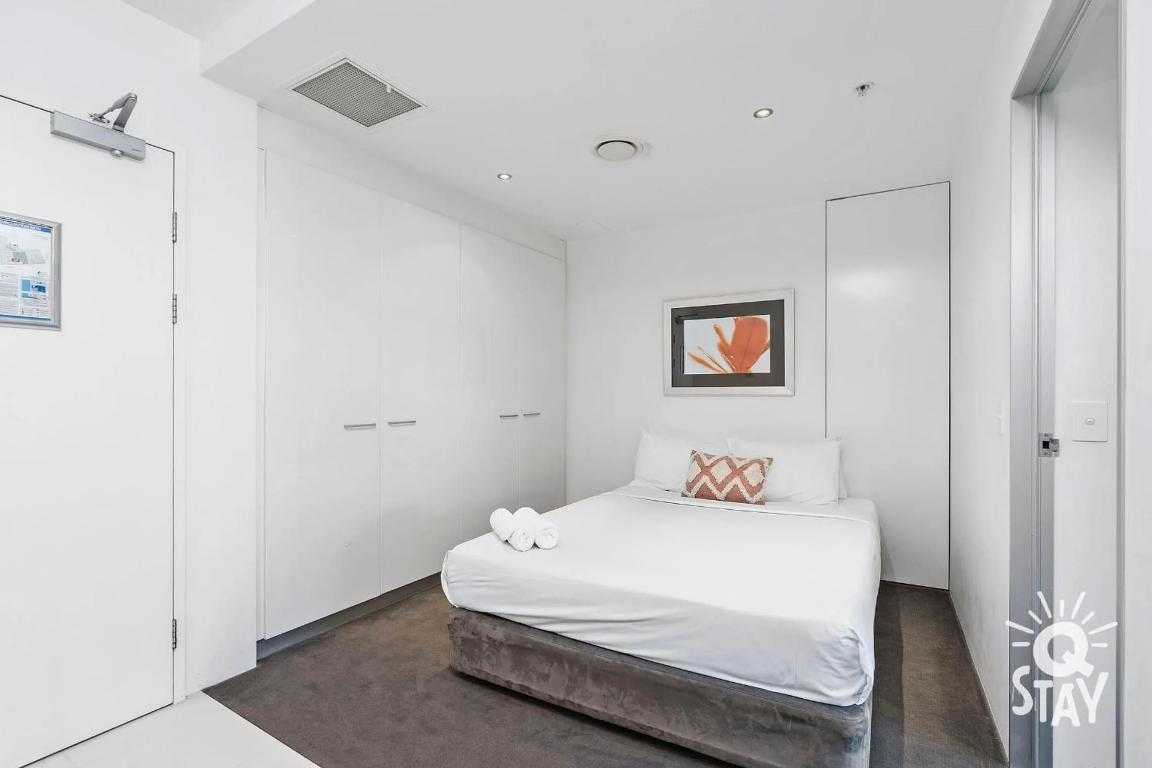 Bed in Circle on Cavill - QStay