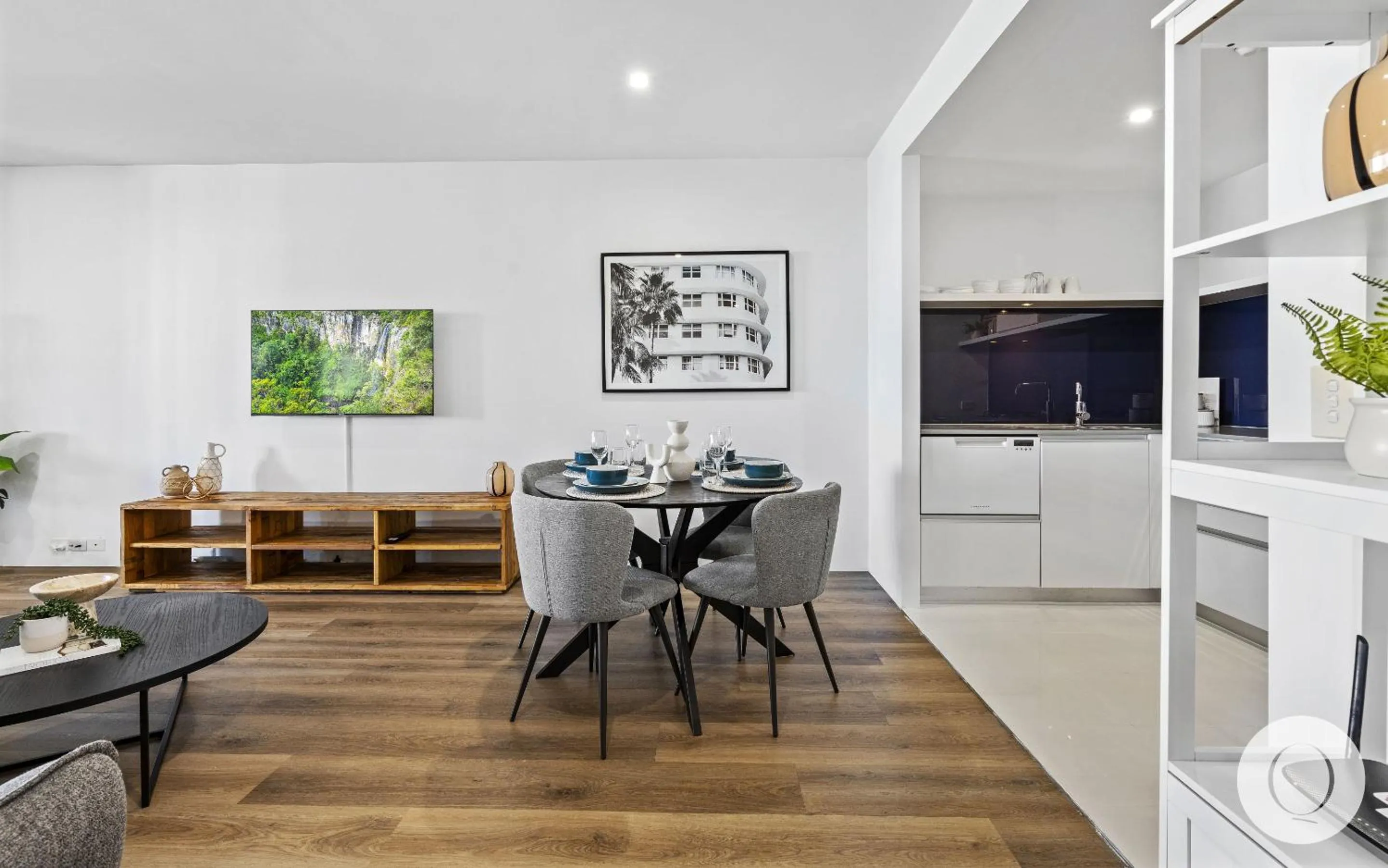 Dining area in Circle on Cavill - QStay