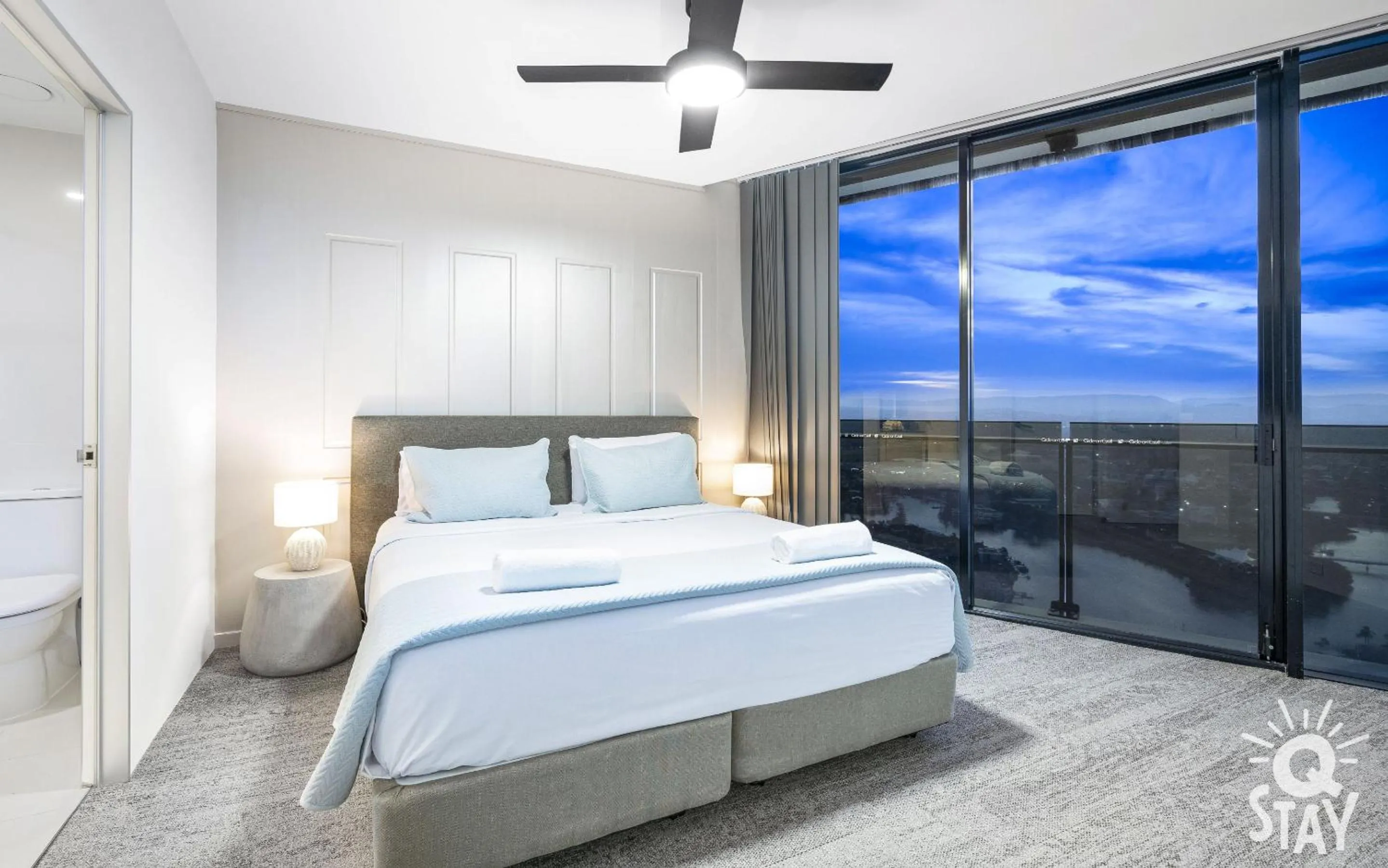 Bedroom, Bed in Circle on Cavill - QStay