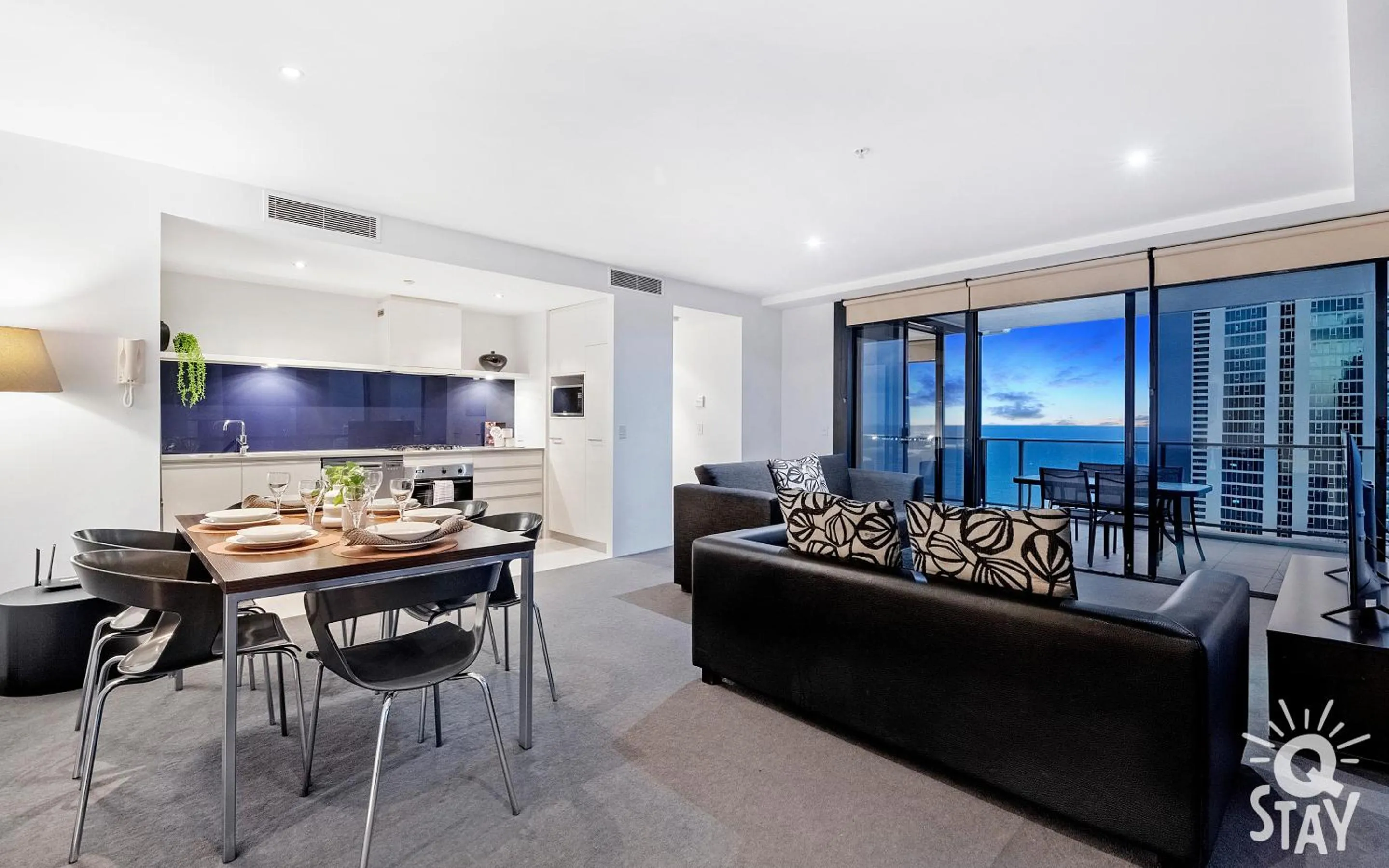 Dining area in Circle on Cavill - QStay