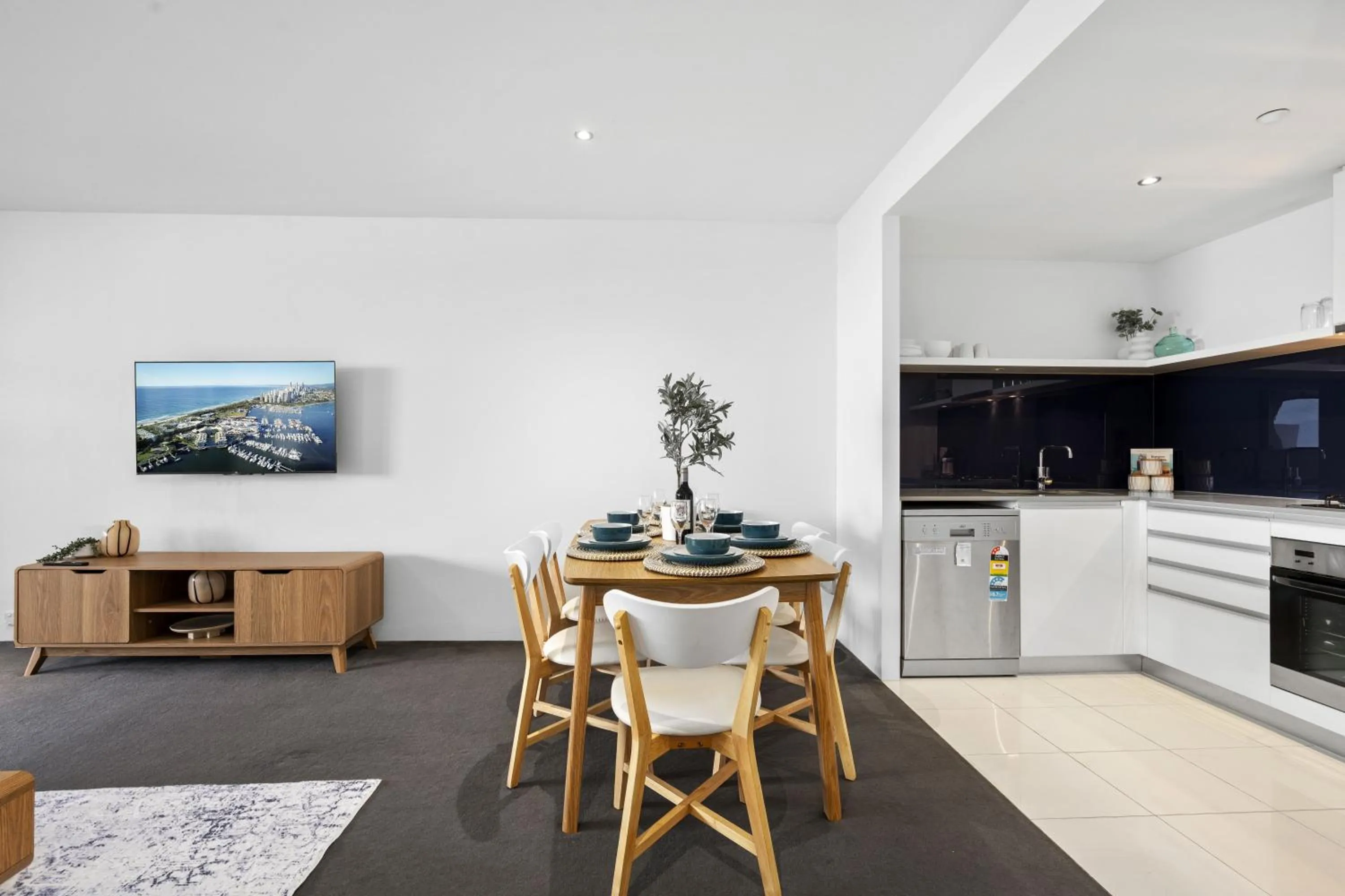 Dining area in Circle on Cavill - QStay