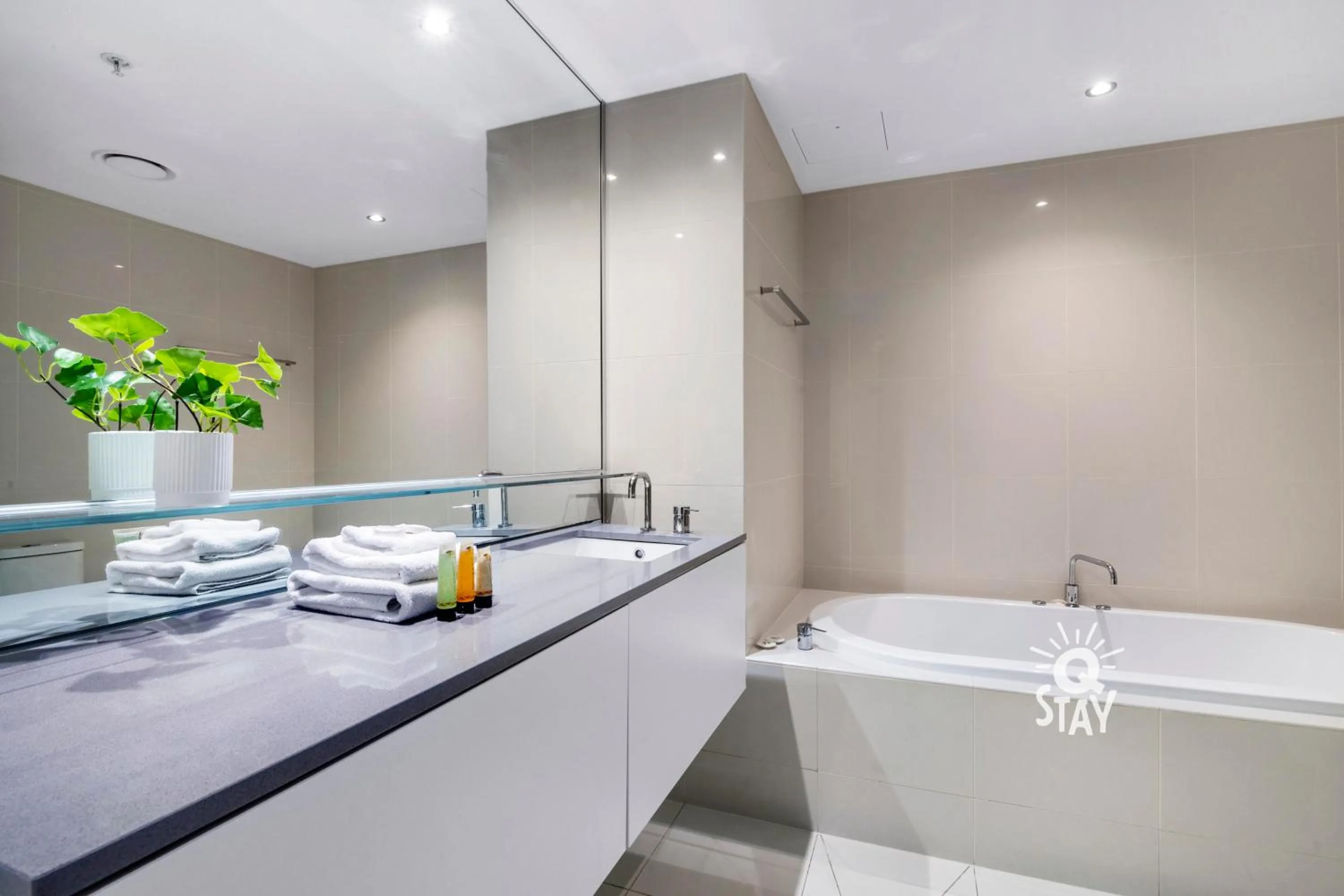 Shower in Circle on Cavill - QStay