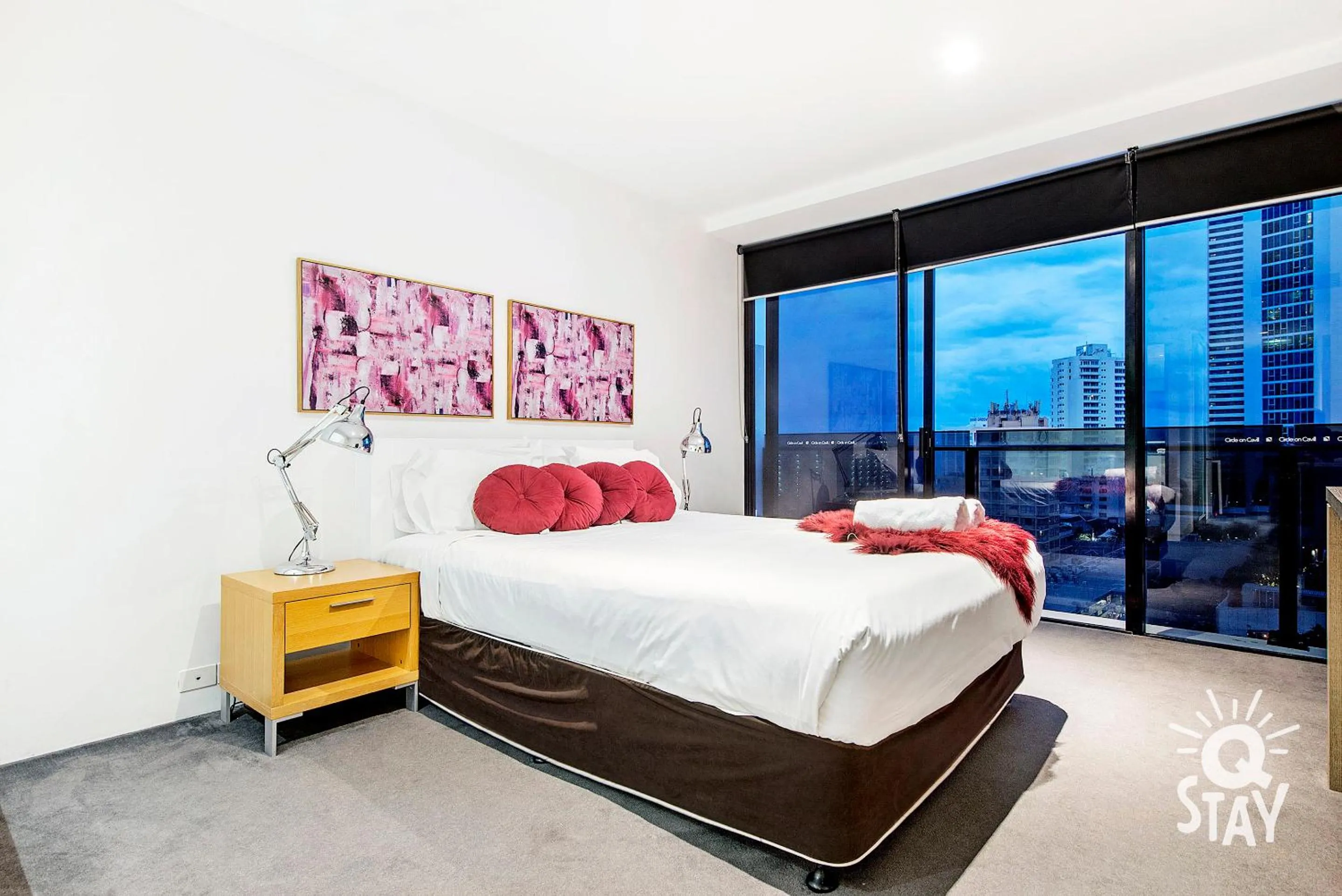 Bedroom, Bed in Circle on Cavill - QStay