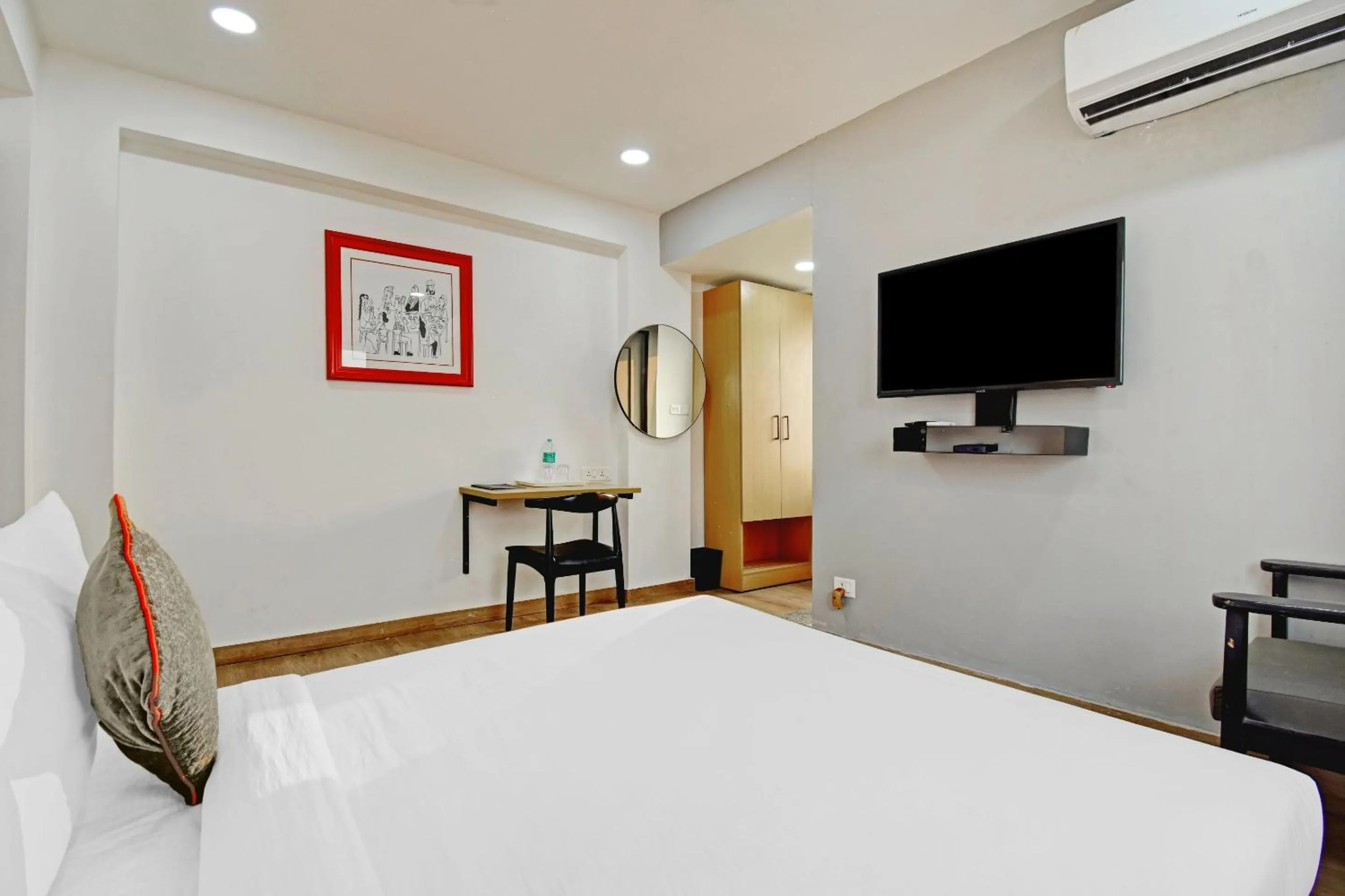 Bedroom, Bed in Super Townhouse The Royal Retreat