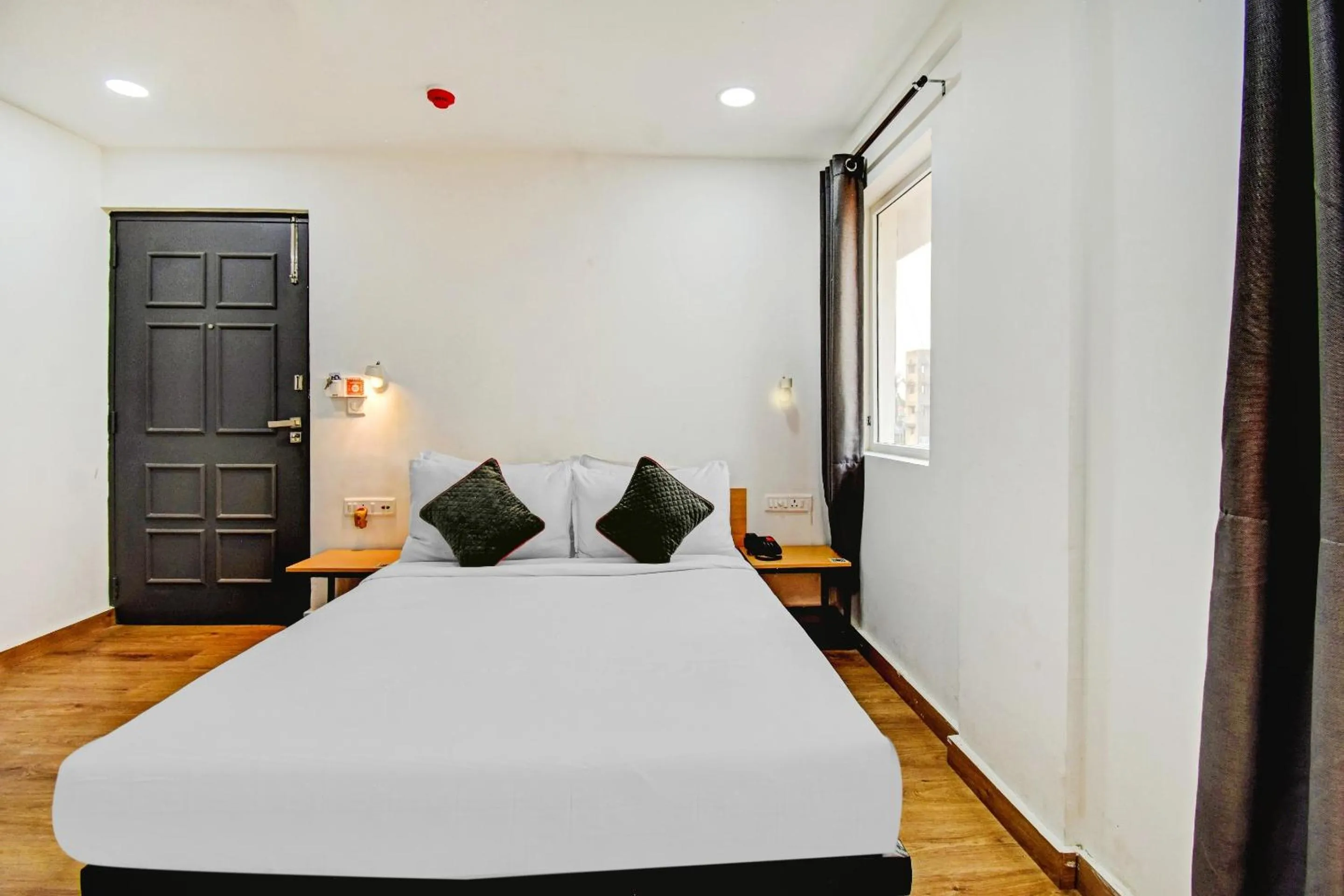 Bedroom, Bed in Super Townhouse The Royal Retreat