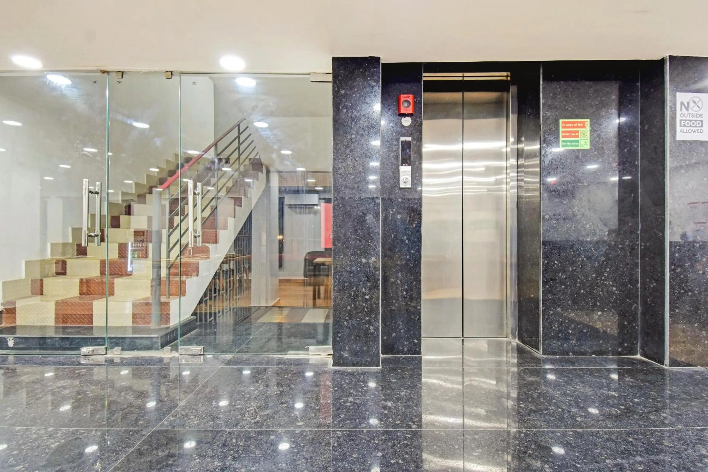 Lobby or reception in Super Townhouse The Royal Retreat