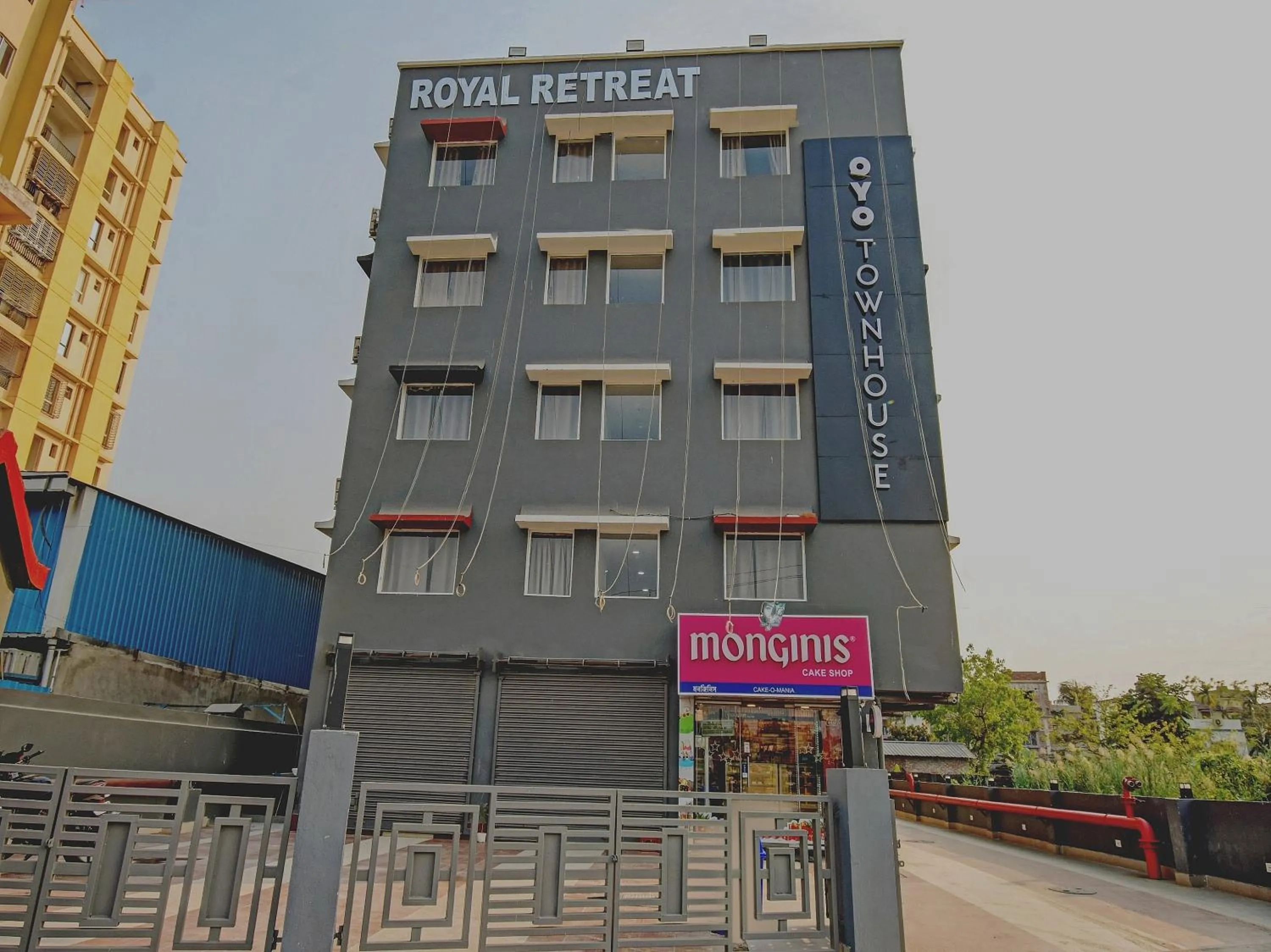 Facade/entrance in Super Townhouse The Royal Retreat