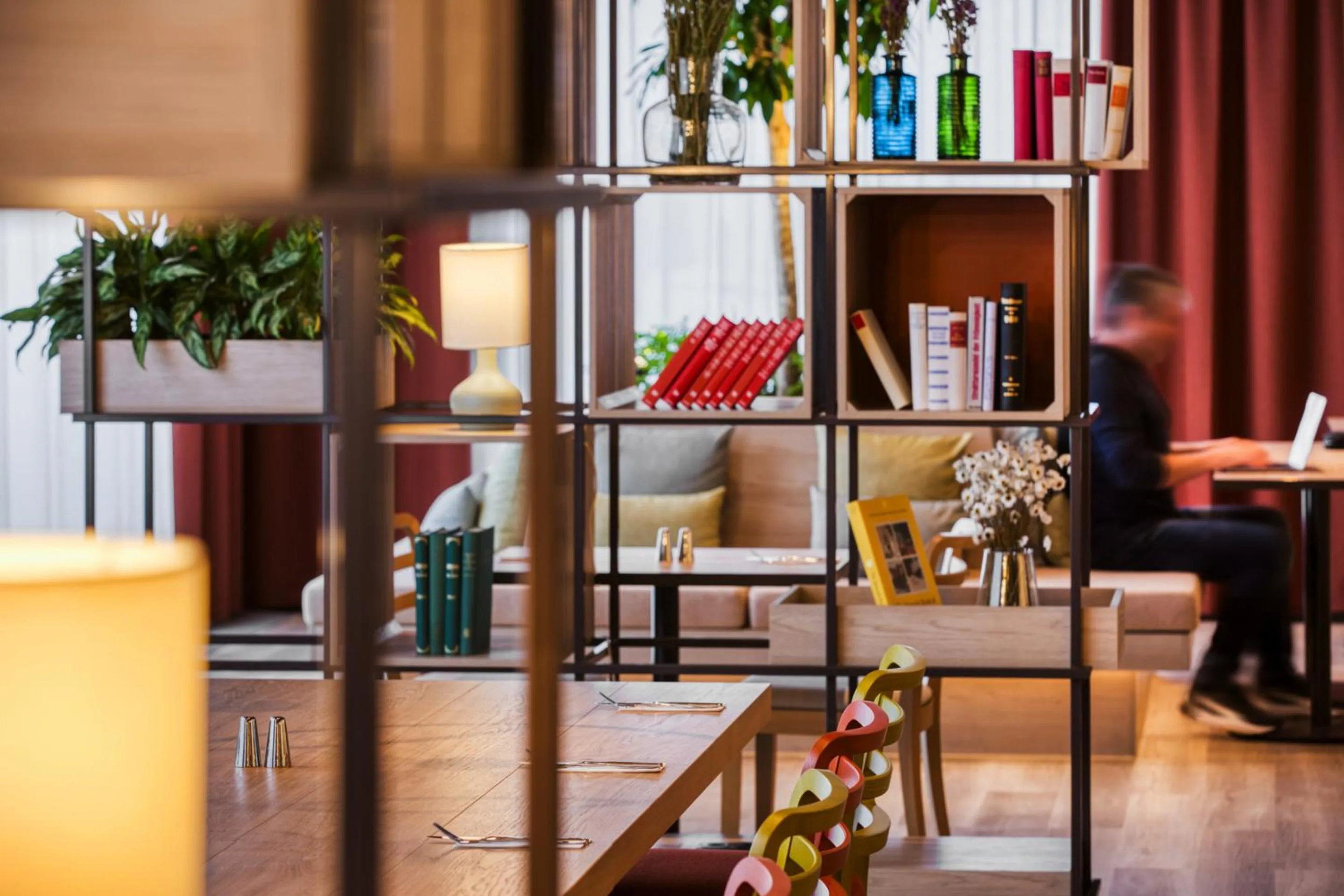 Lounge or bar in IntercityHotel Wiesbaden