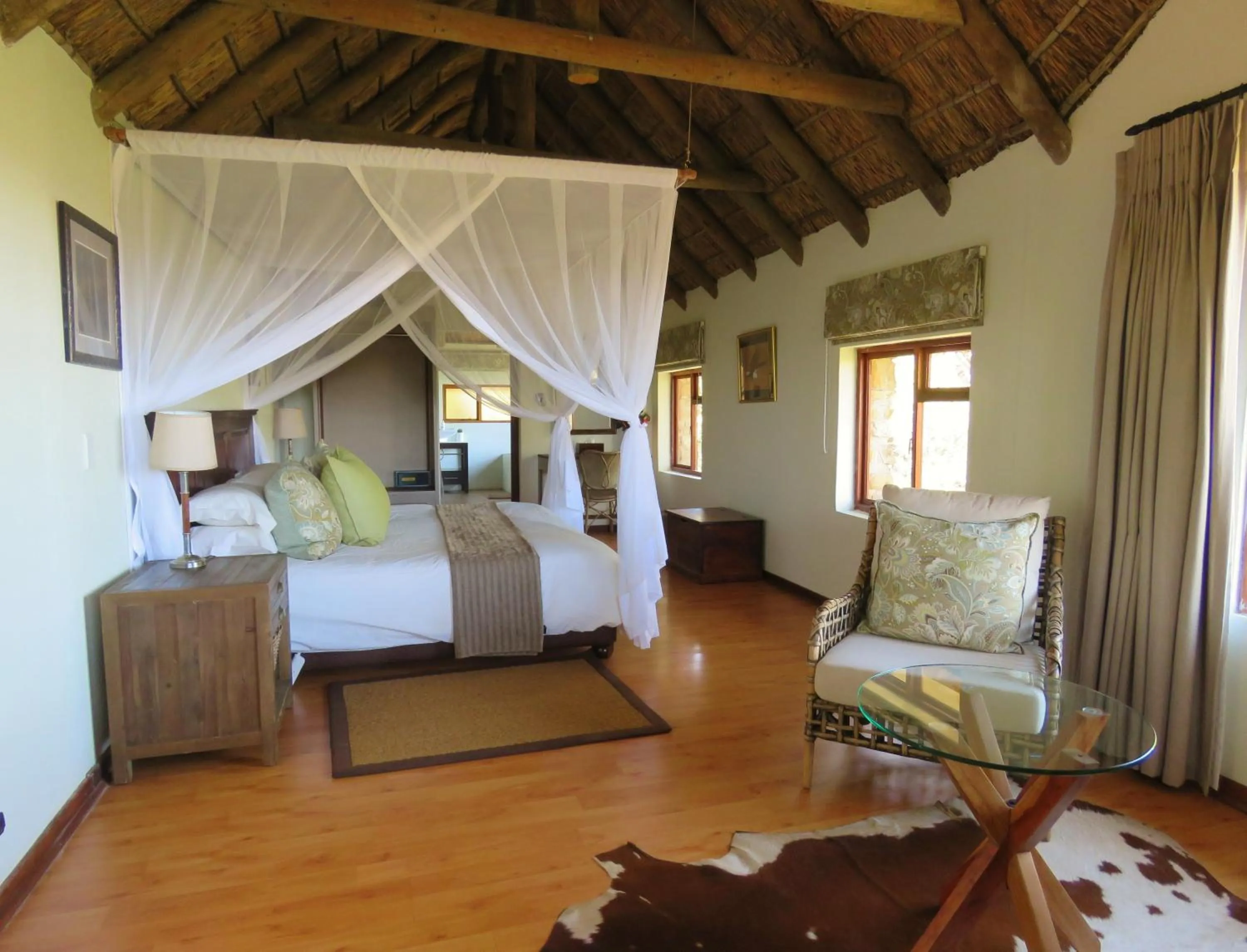 Bed in Woodbury Lodge – Amakhala Game Reserve