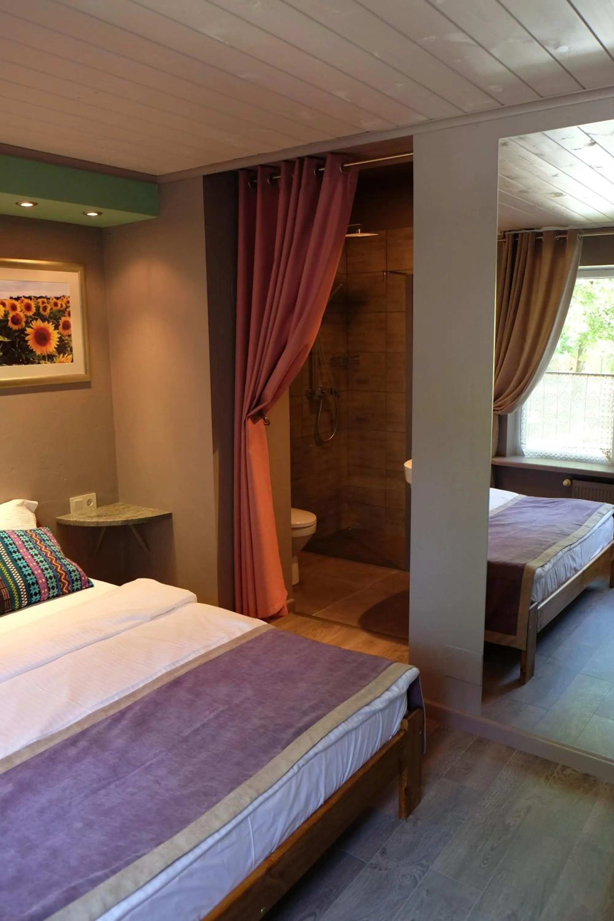 Shower, Bed in Aparthotel