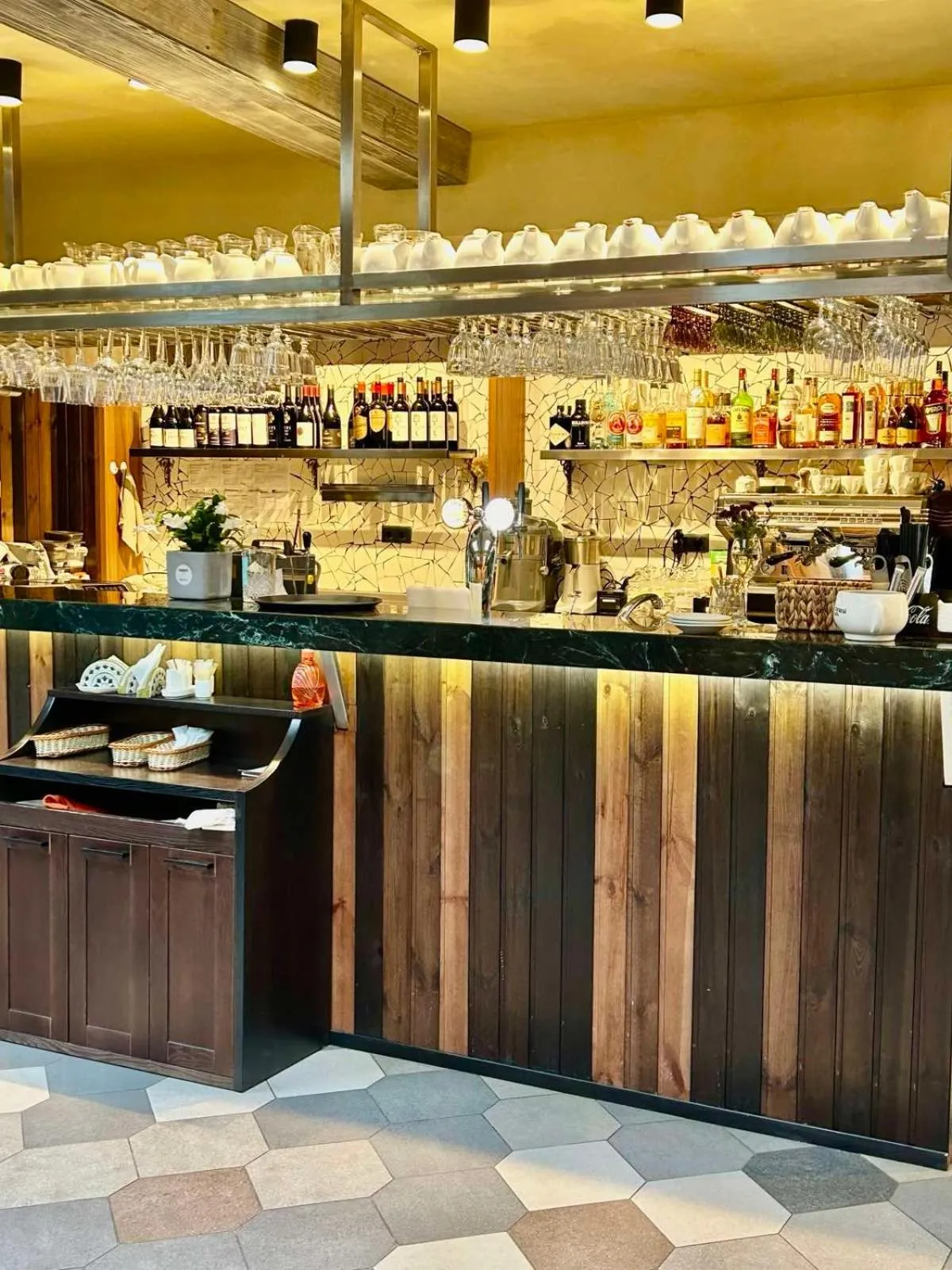 Restaurant/places to eat in Aparthotel